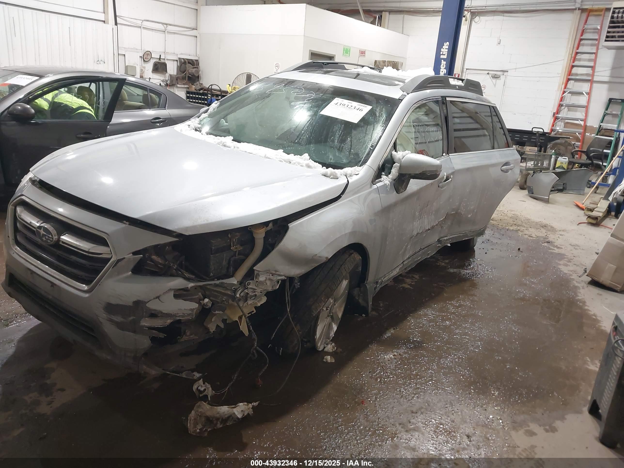 SUBARU OUTBACK image 2
