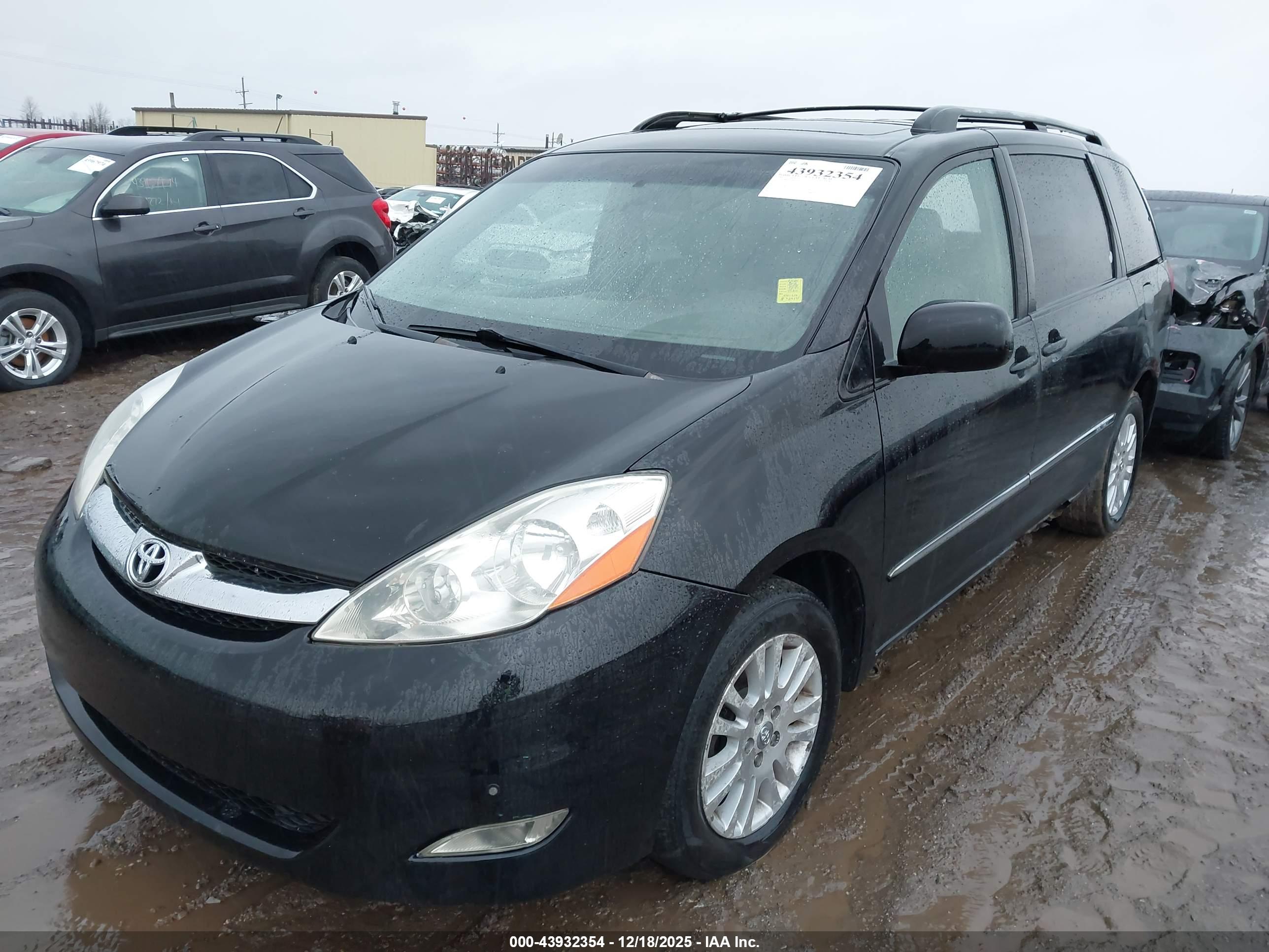 TOYOTA SIENNA image 2