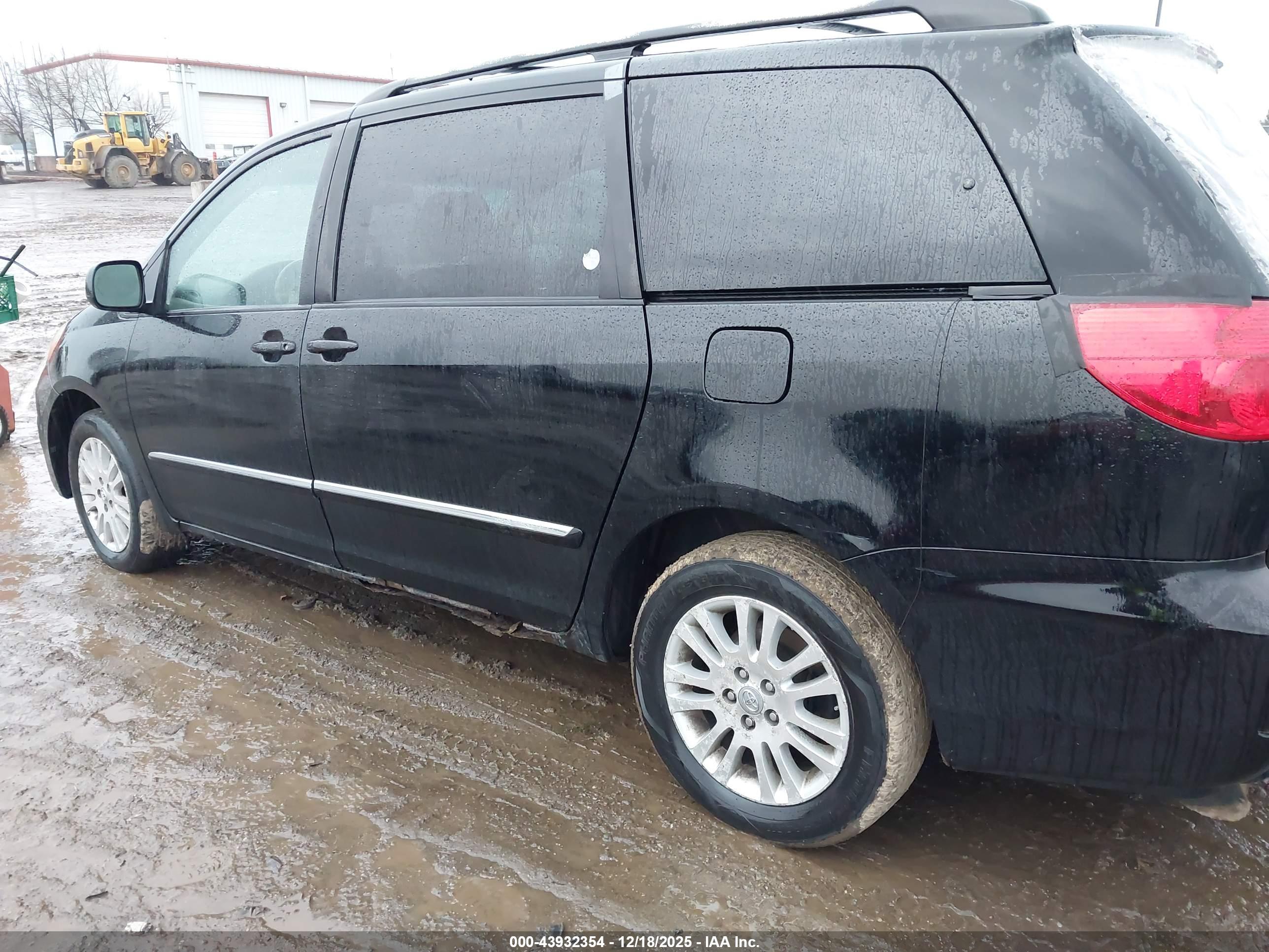 TOYOTA SIENNA image 3