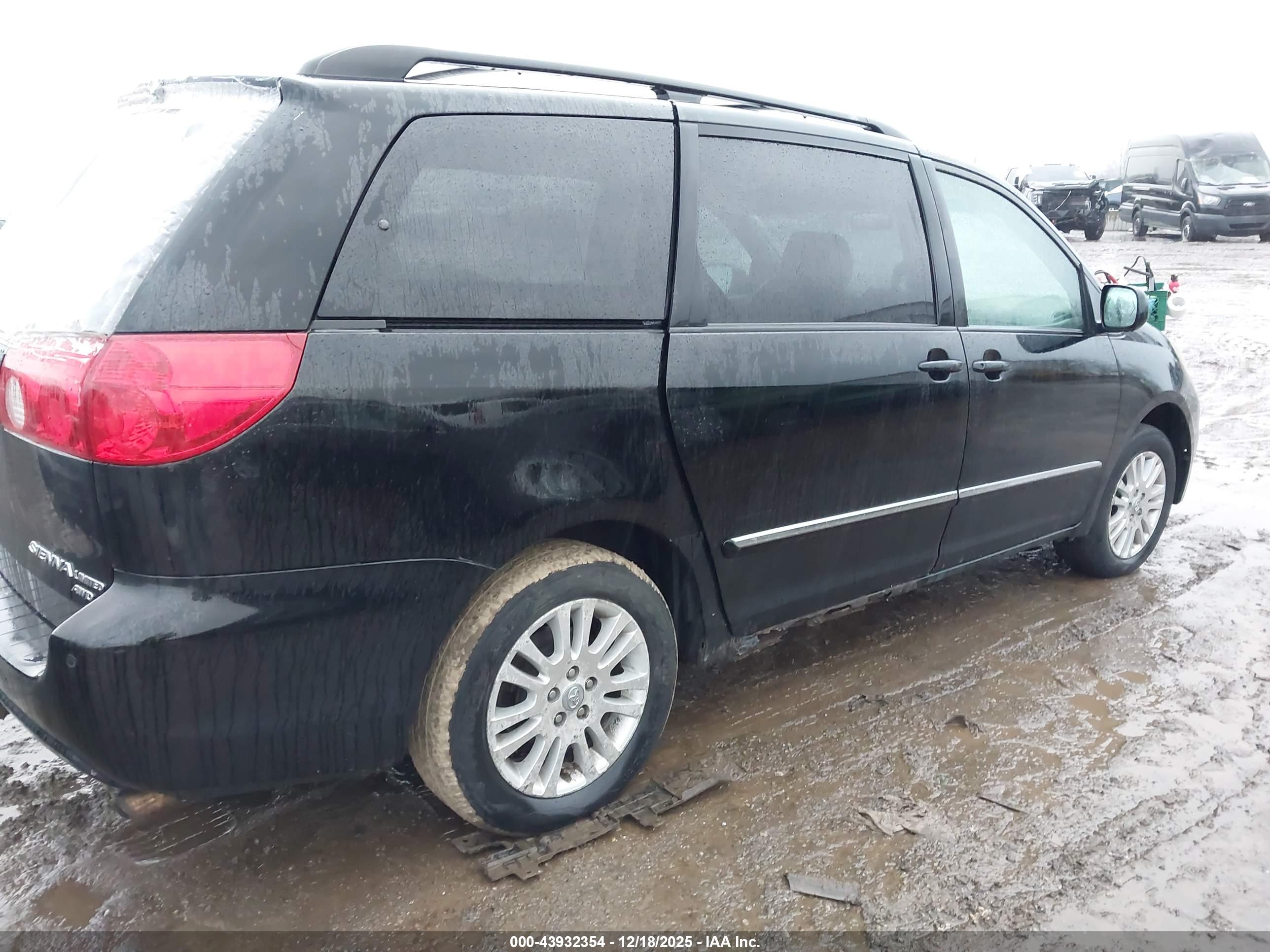 TOYOTA SIENNA image 4