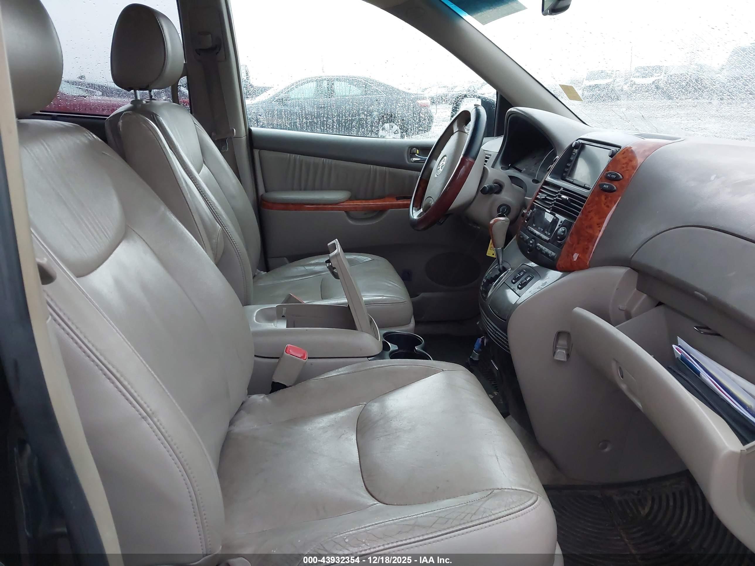 TOYOTA SIENNA image 5