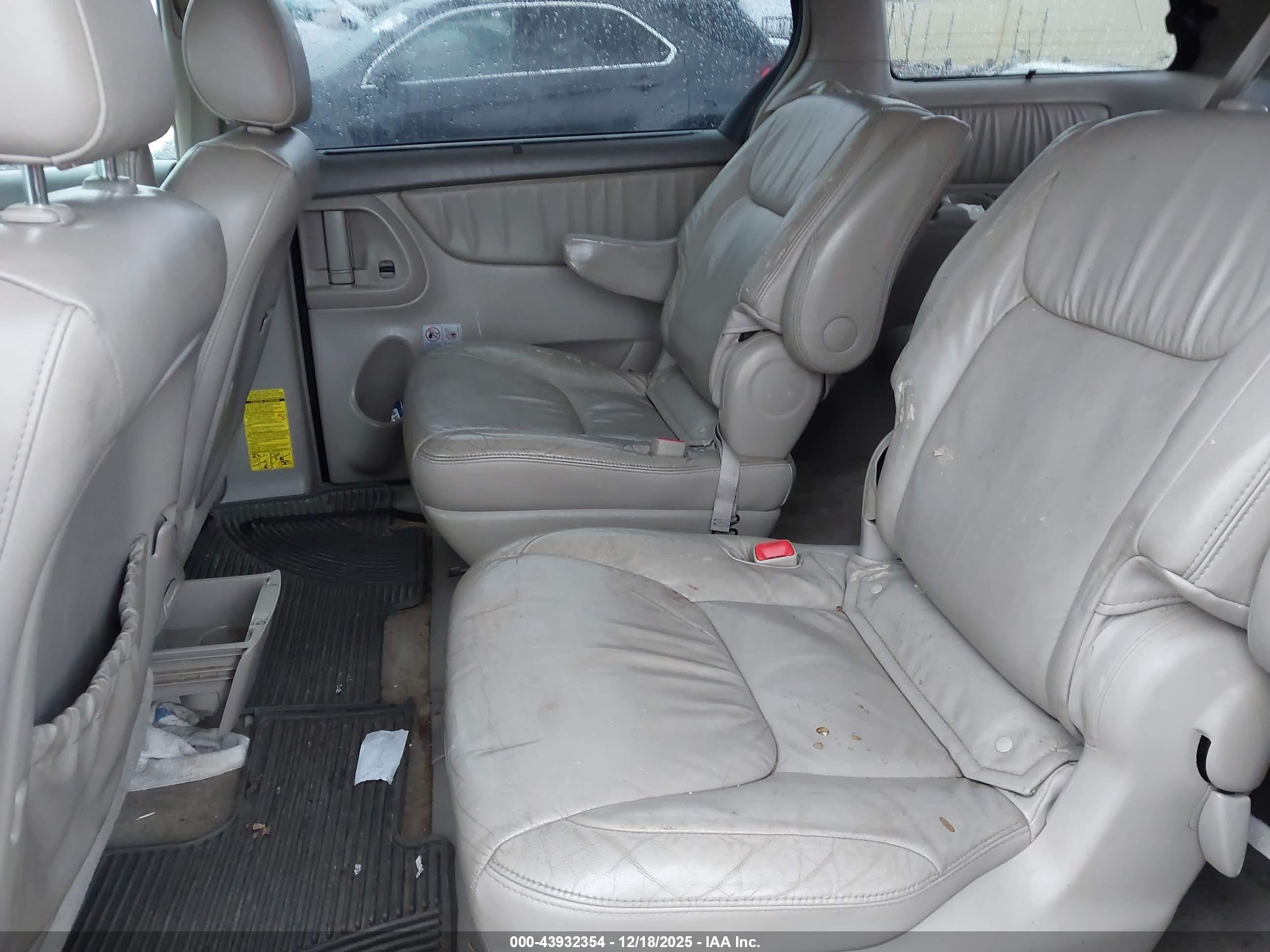 TOYOTA SIENNA image 8