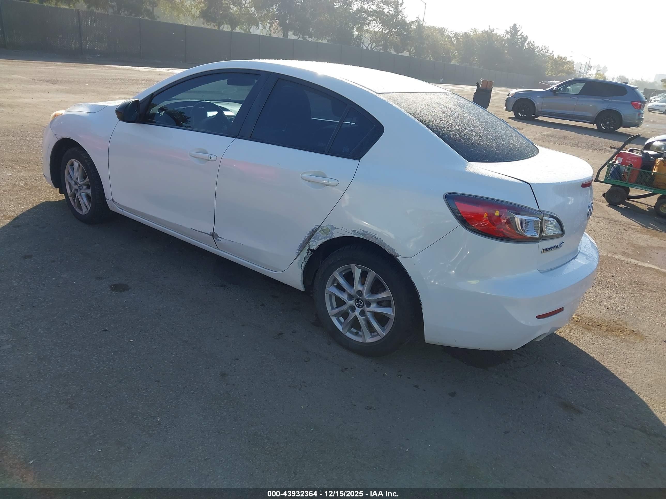 MAZDA MAZDA3 image 3