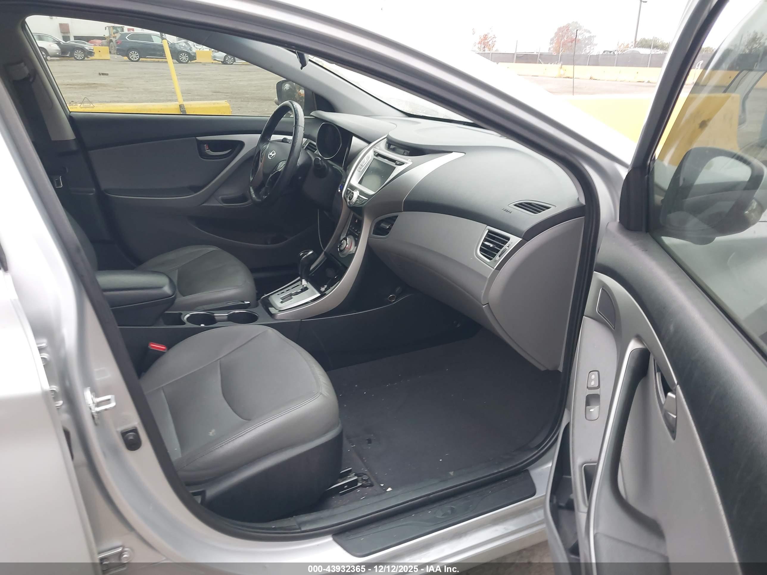 HYUNDAI ELANTRA image 5