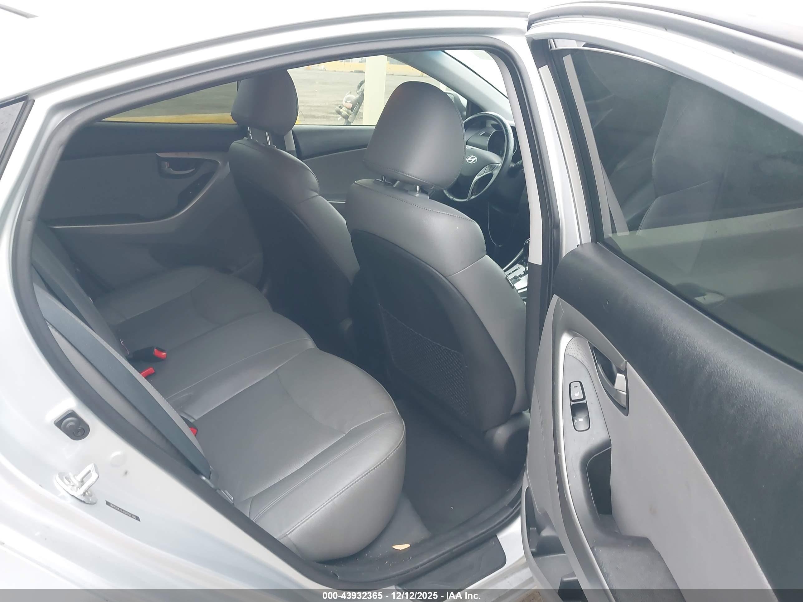 HYUNDAI ELANTRA image 8