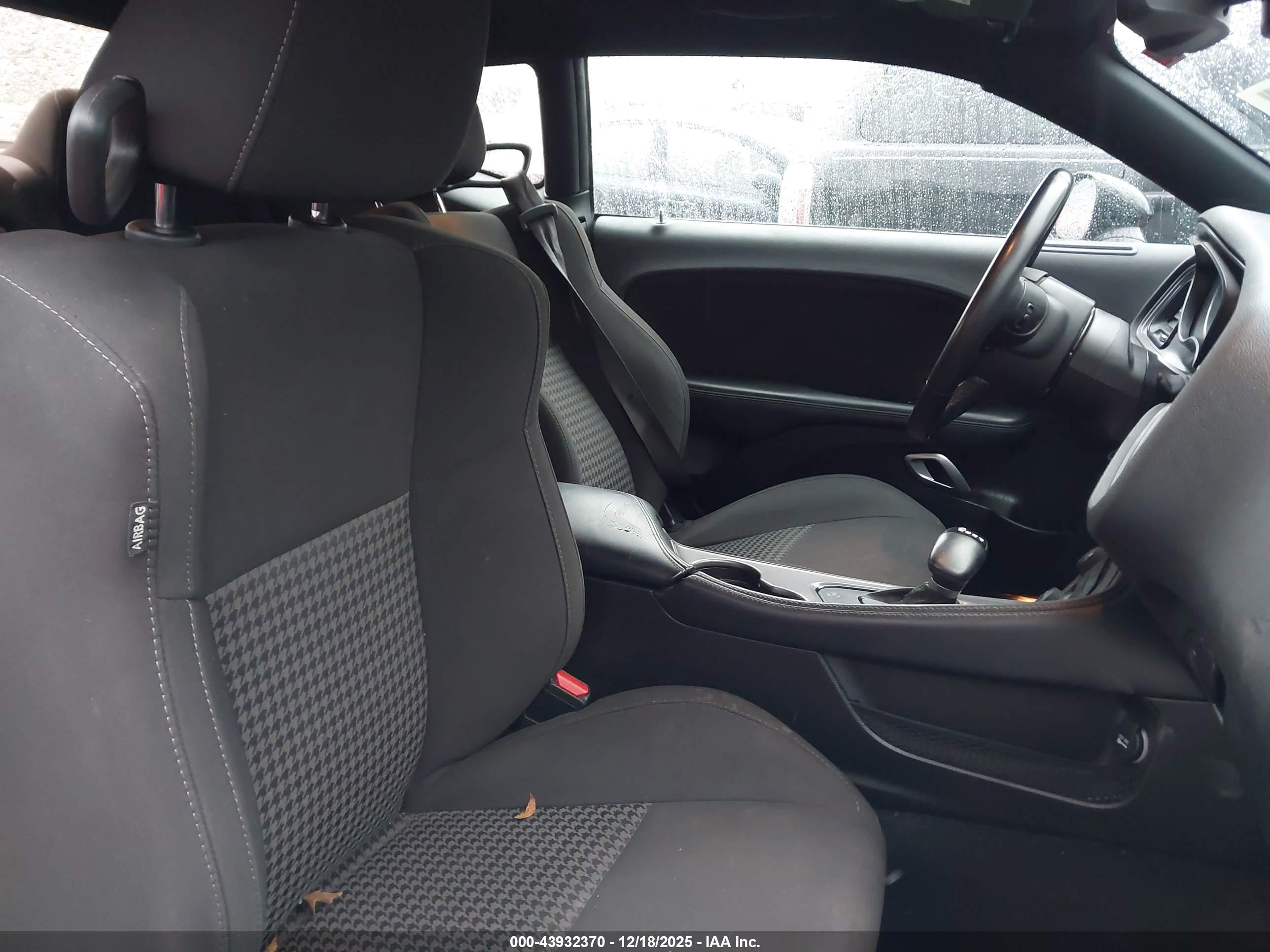 DODGE CHALLENGER image 5