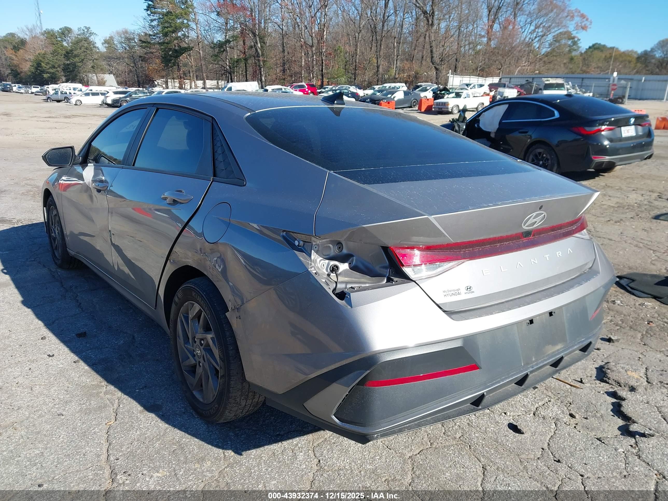 HYUNDAI ELANTRA image 3