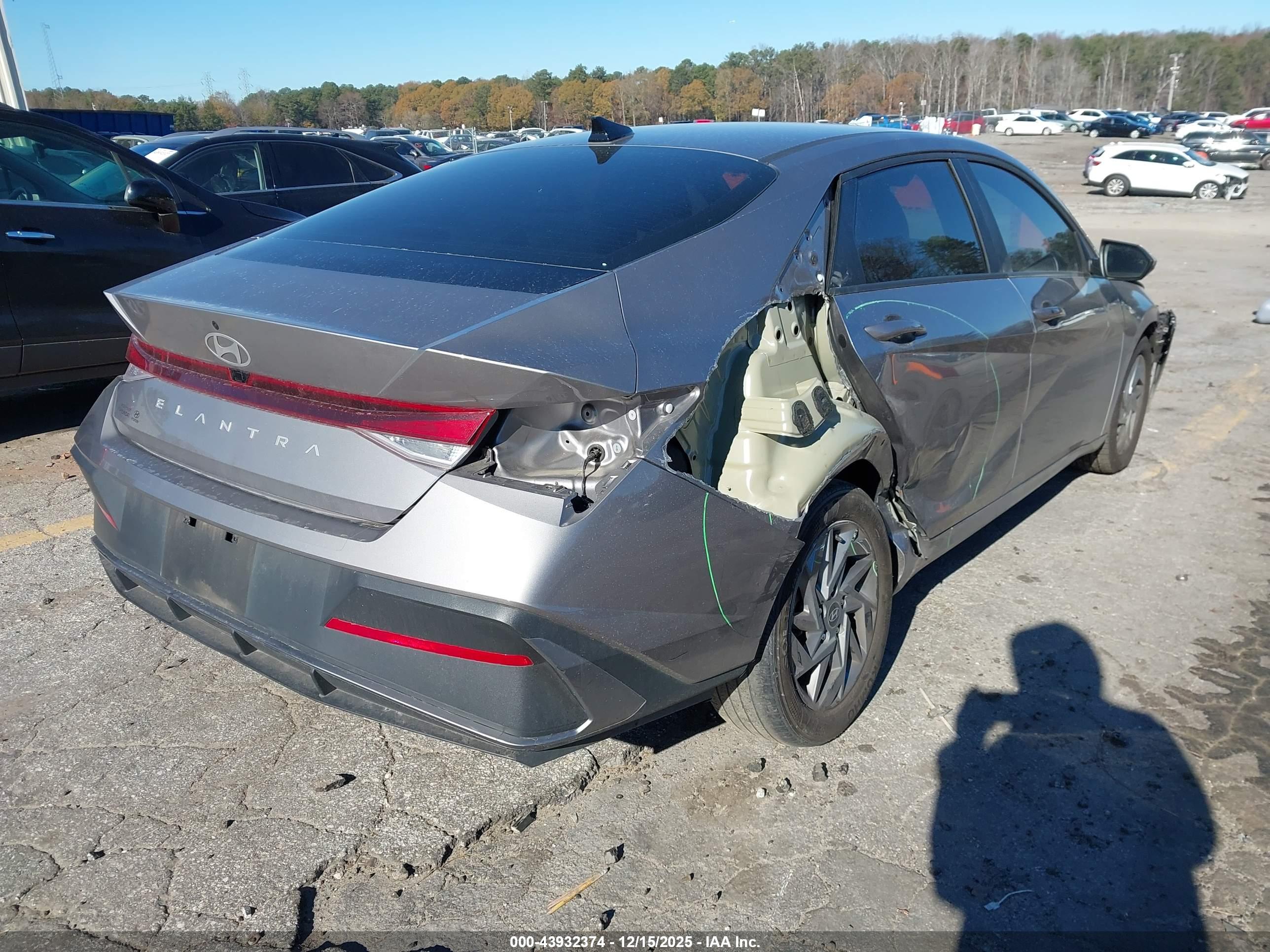 HYUNDAI ELANTRA image 4