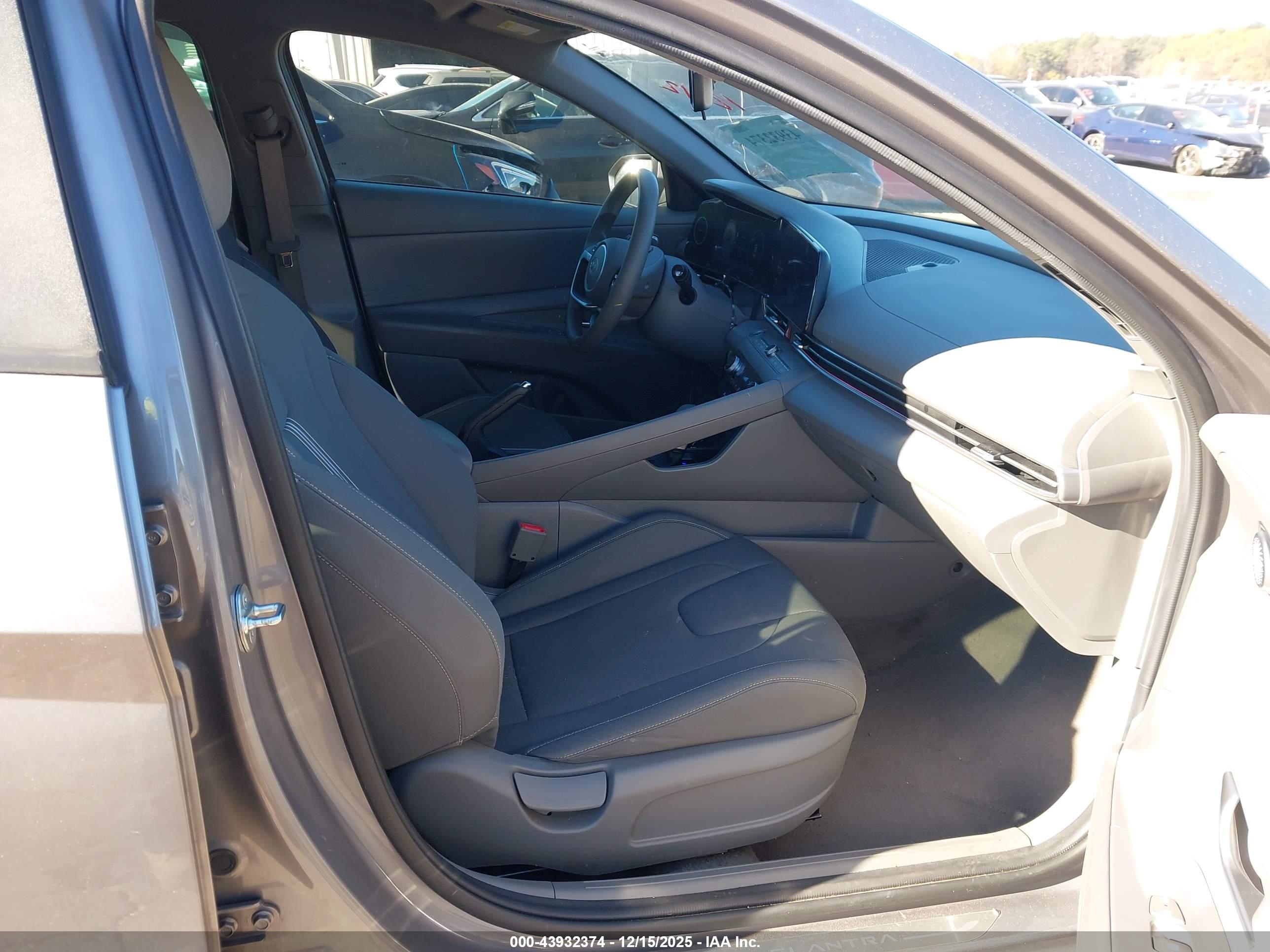 HYUNDAI ELANTRA image 5