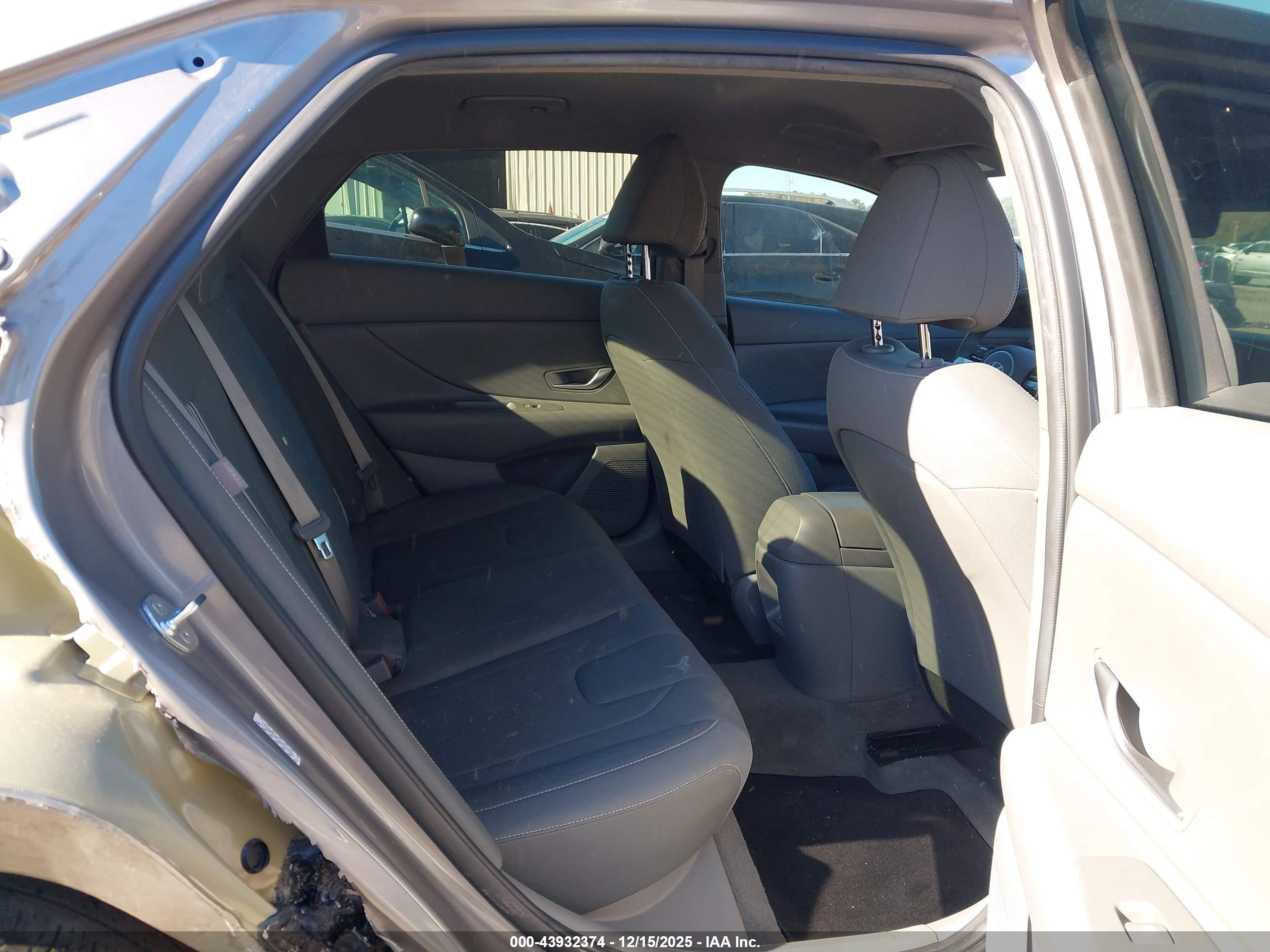 HYUNDAI ELANTRA image 8