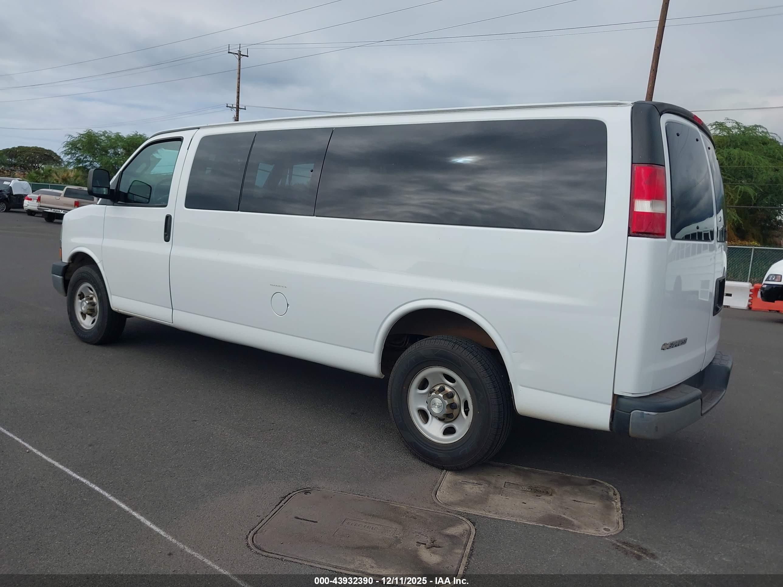 CHEVROLET EXPRESS image 3
