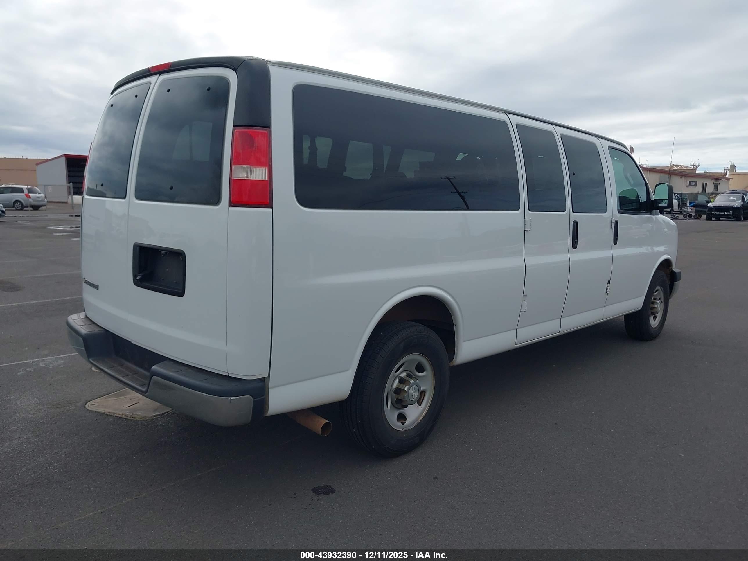 CHEVROLET EXPRESS image 4