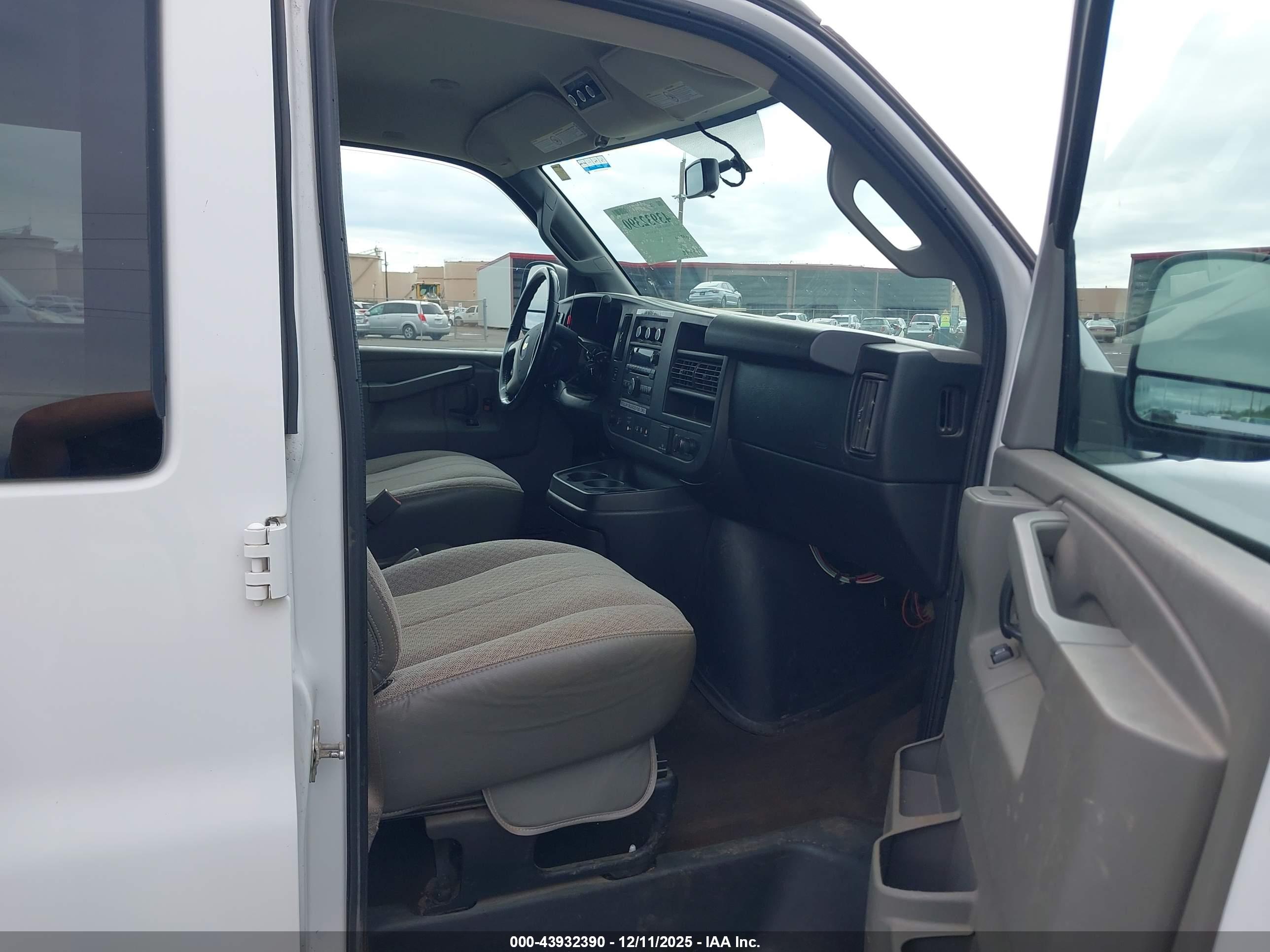 CHEVROLET EXPRESS image 5