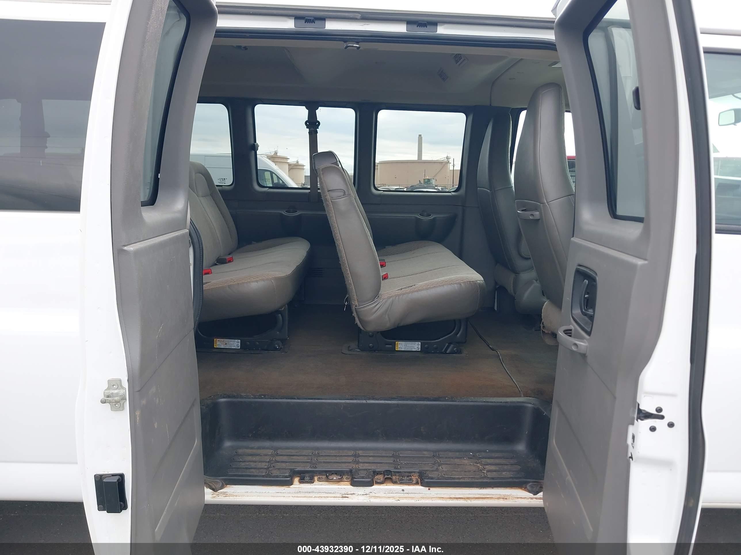 CHEVROLET EXPRESS image 8