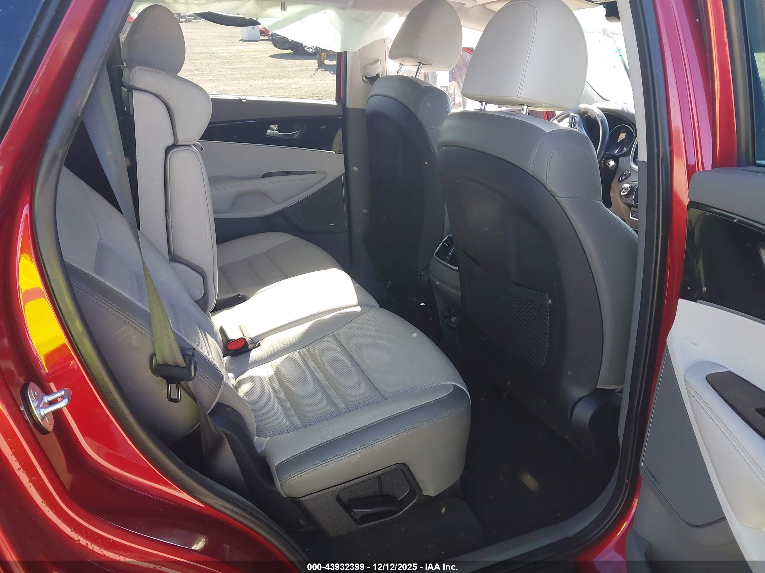 KIA SORENTO image 8