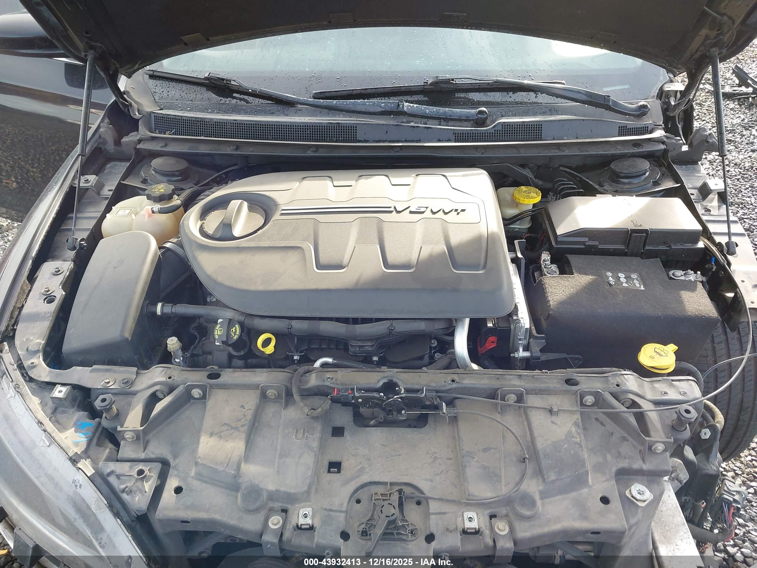 CHRYSLER 200 image 10