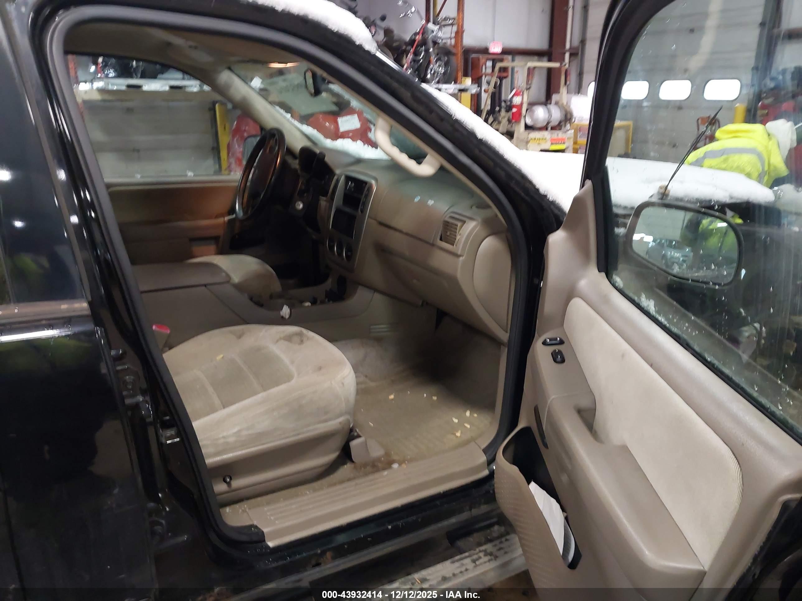 FORD EXPLORER image 5