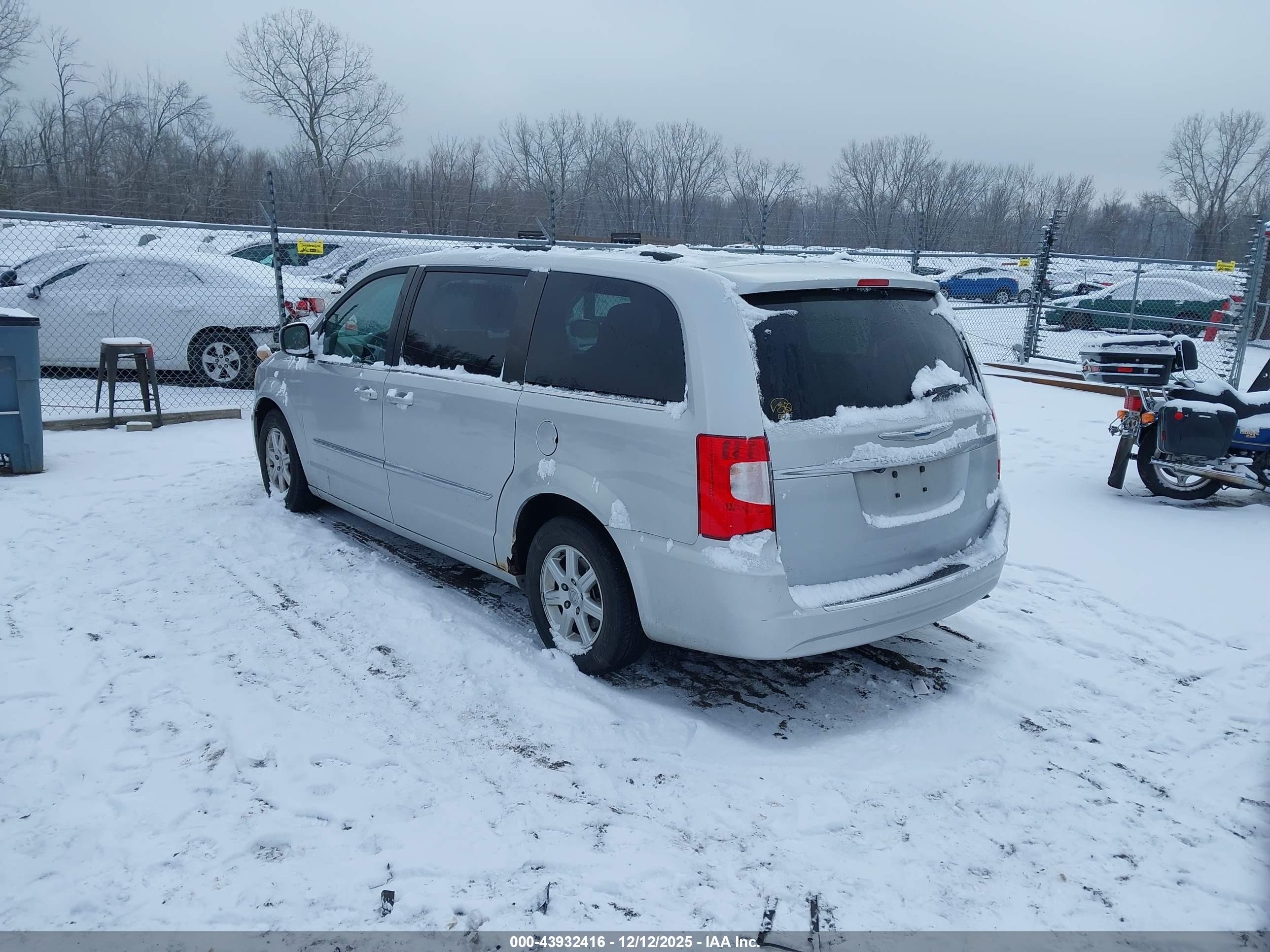 CHRYSLER TOWN image 3