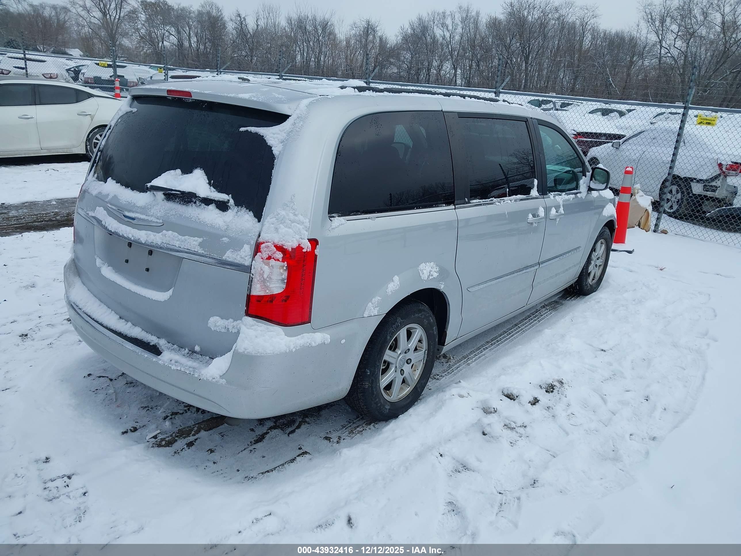 CHRYSLER TOWN image 4