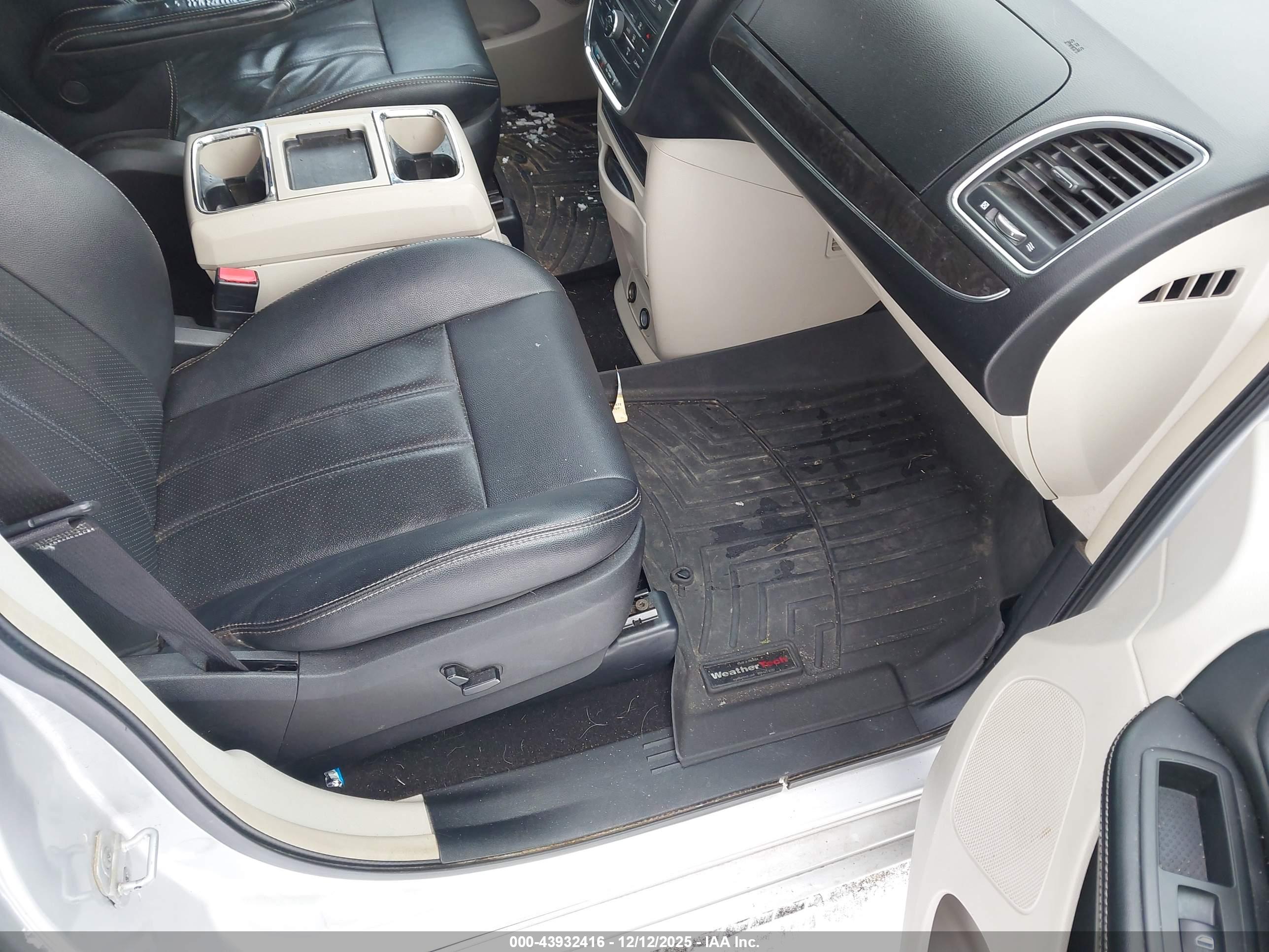 CHRYSLER TOWN image 5