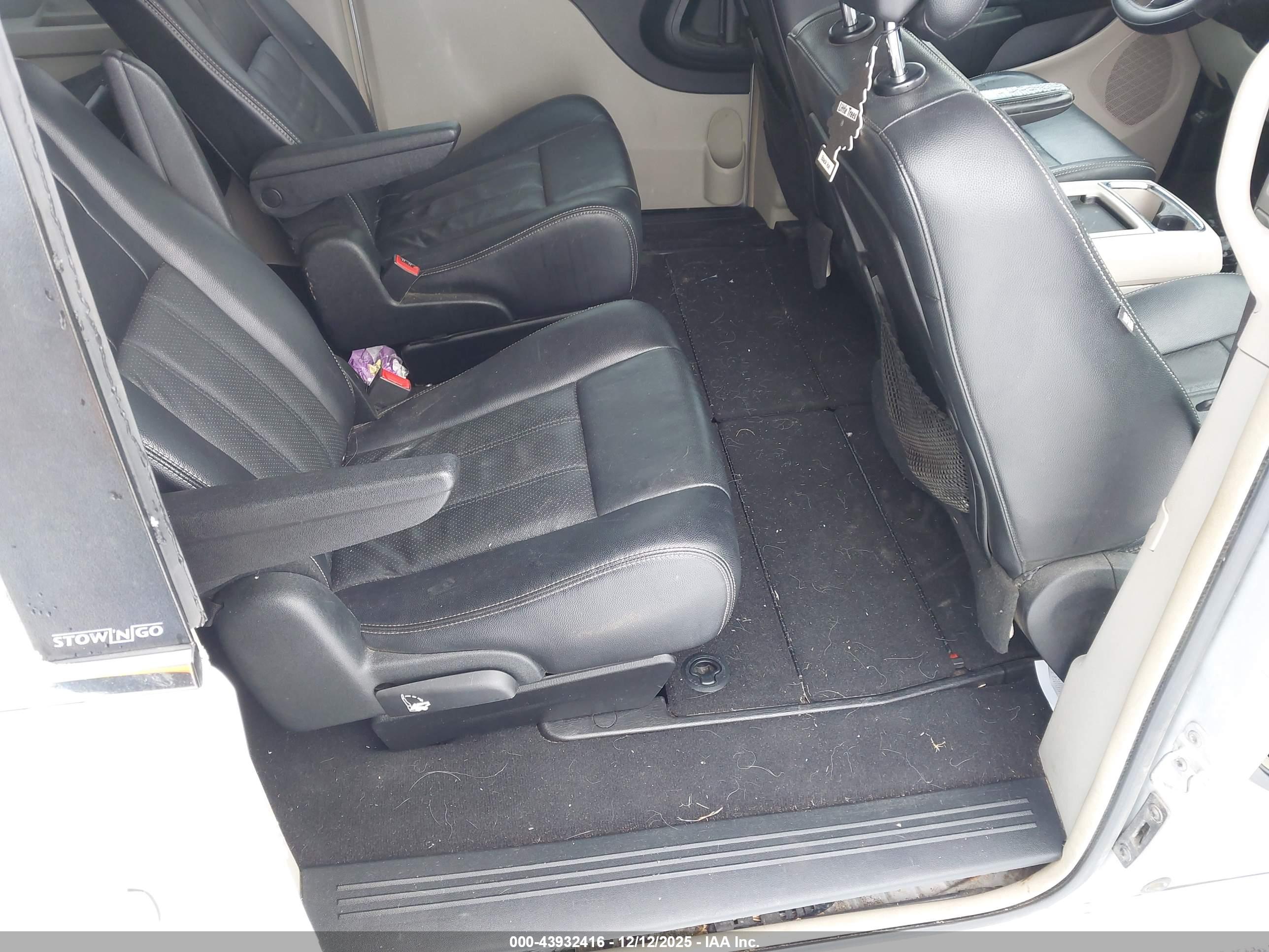 CHRYSLER TOWN image 8