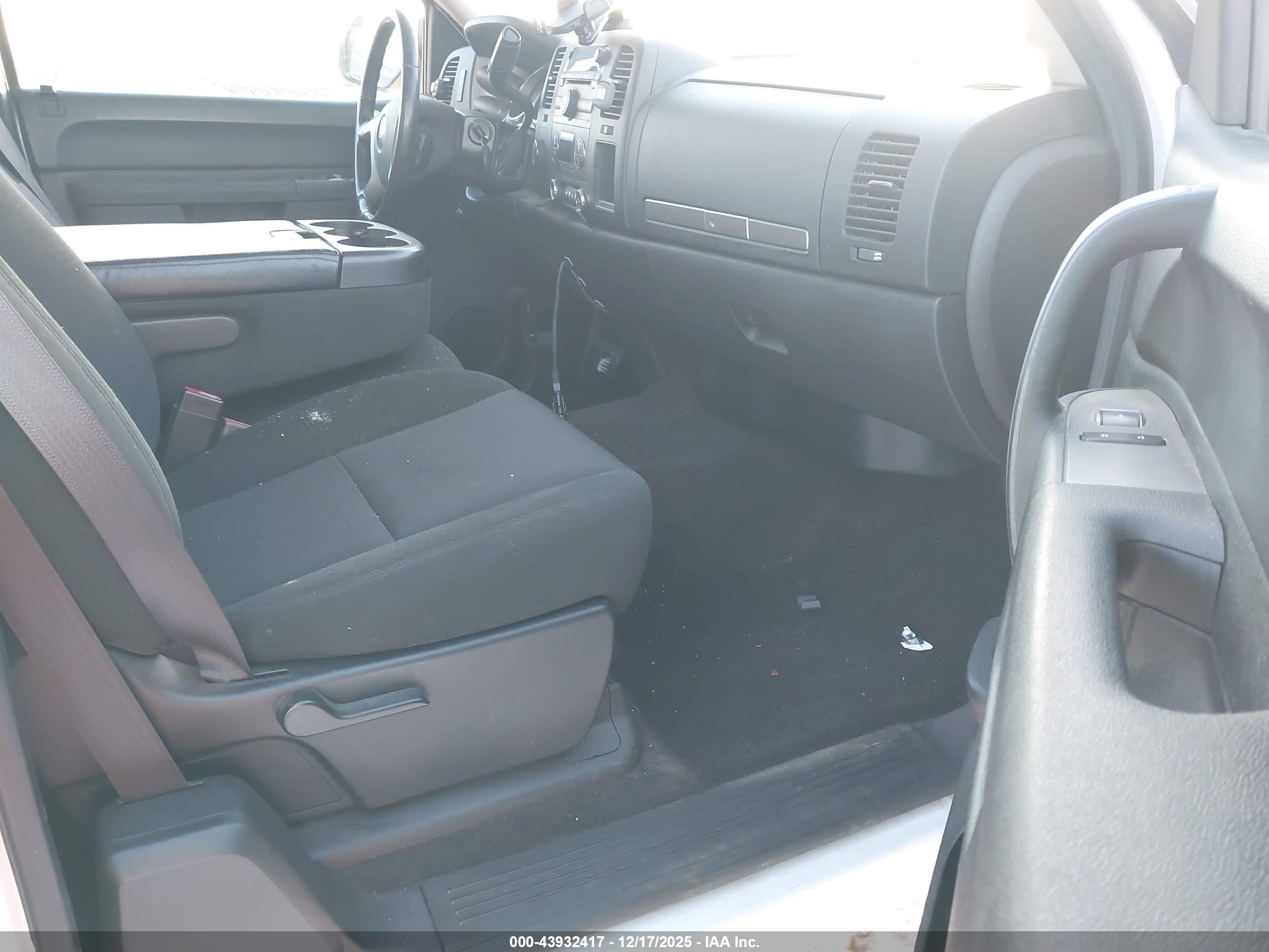 CHEVROLET SILVERADO image 5