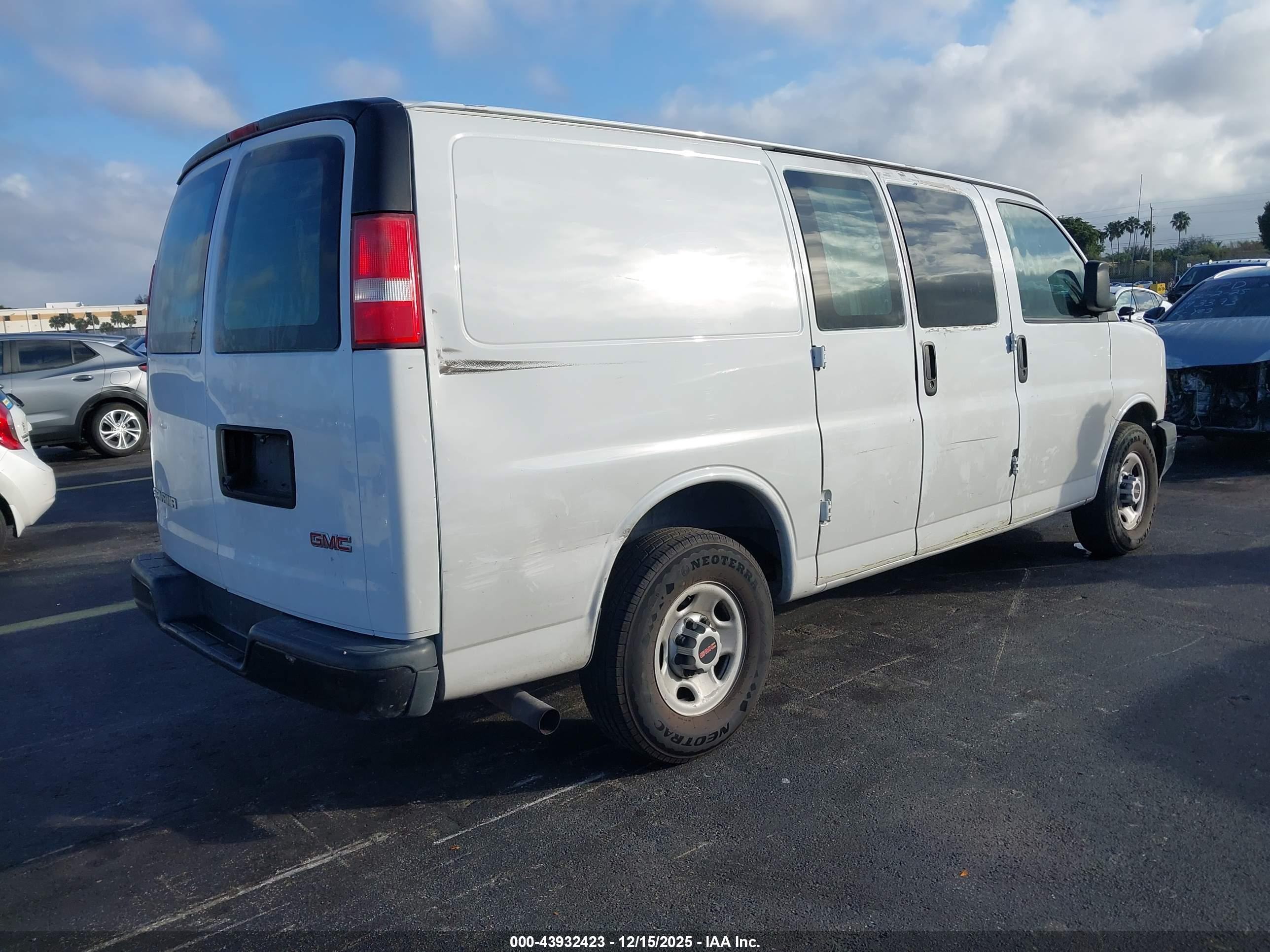 GMC SAVANA image 4