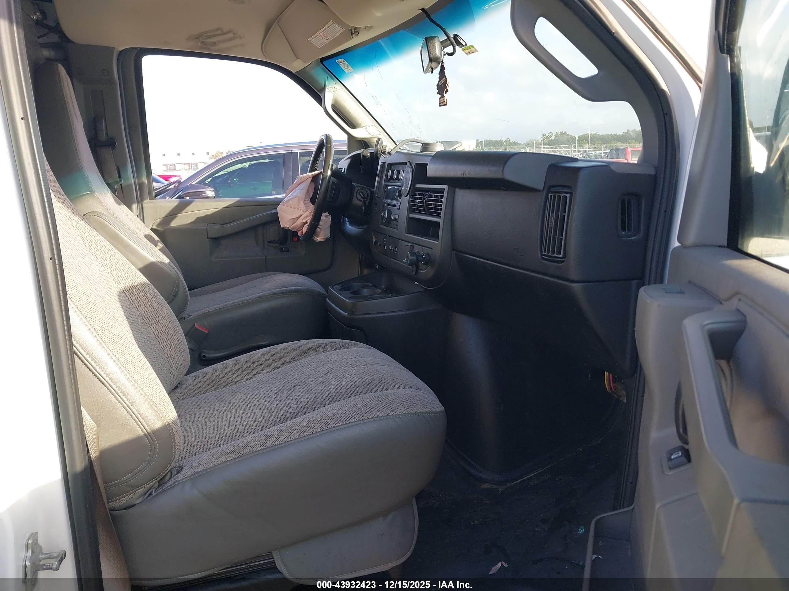 GMC SAVANA image 5