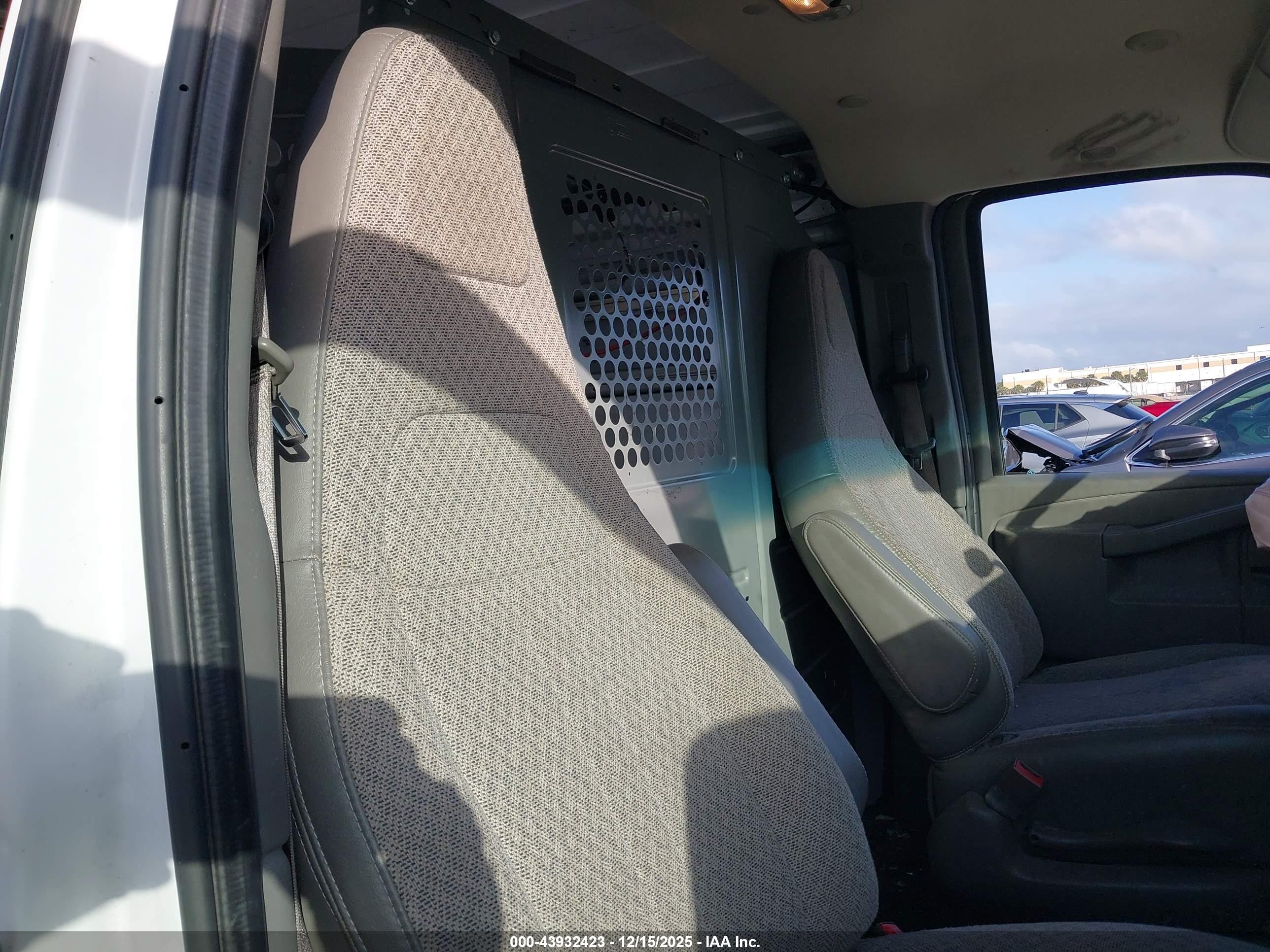 GMC SAVANA image 8