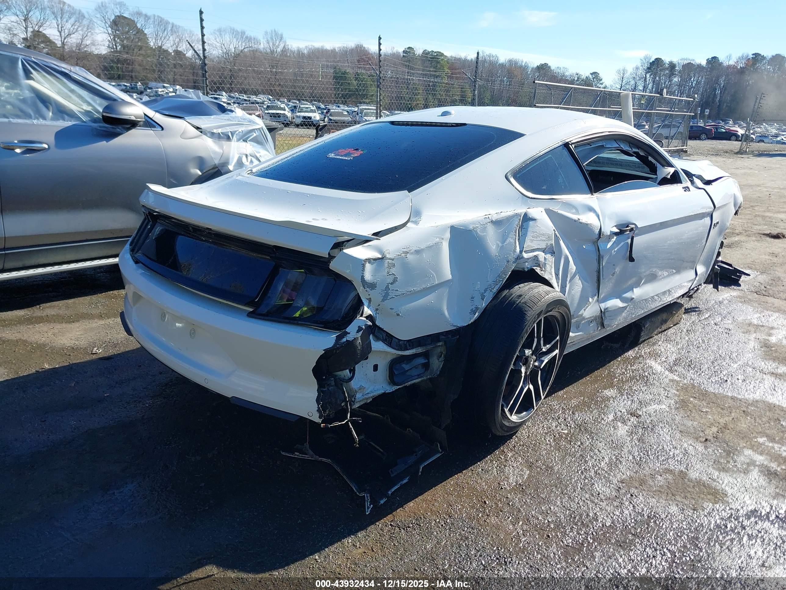 FORD MUSTANG image 4
