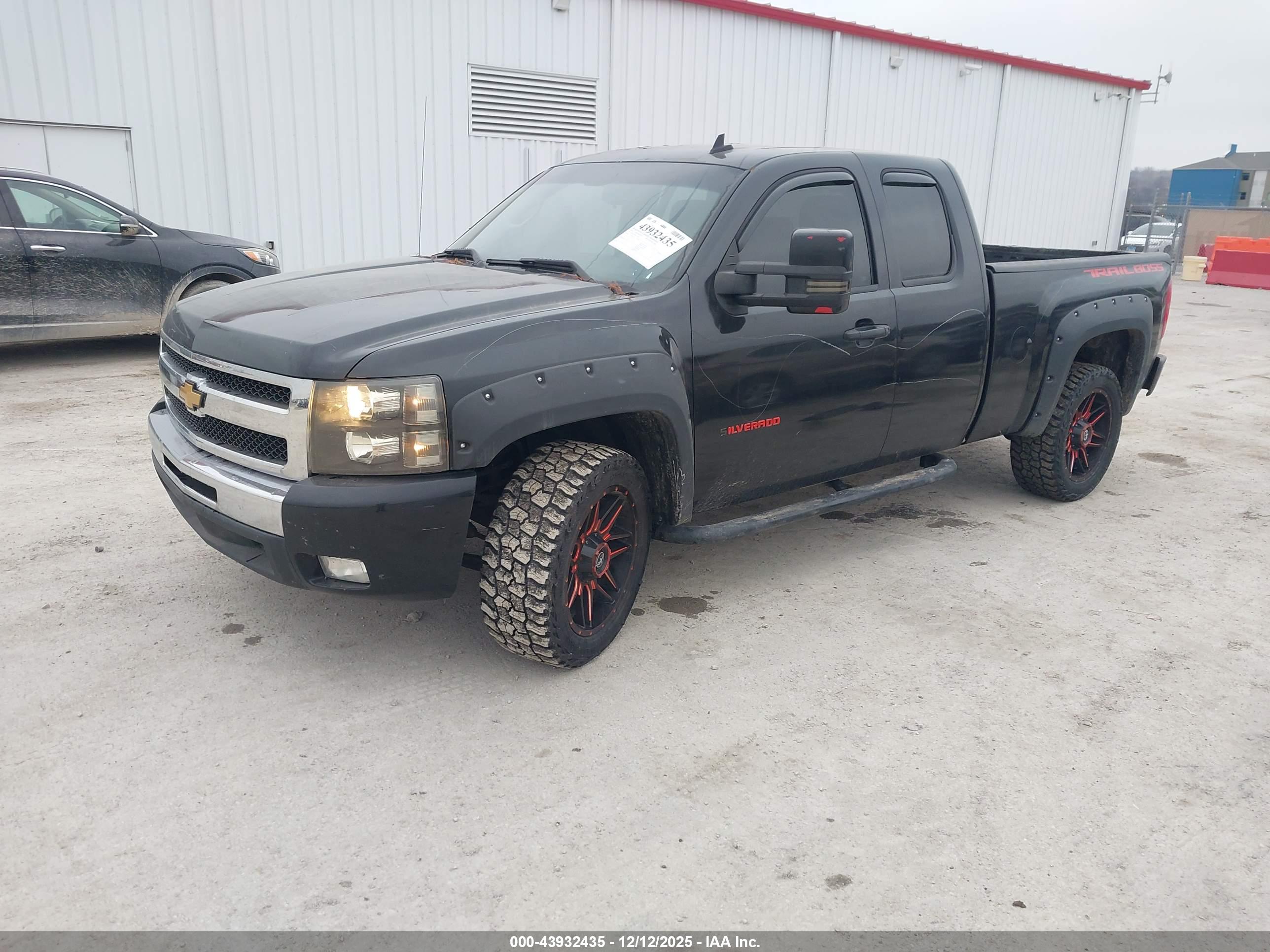 CHEVROLET SILVERADO image 2
