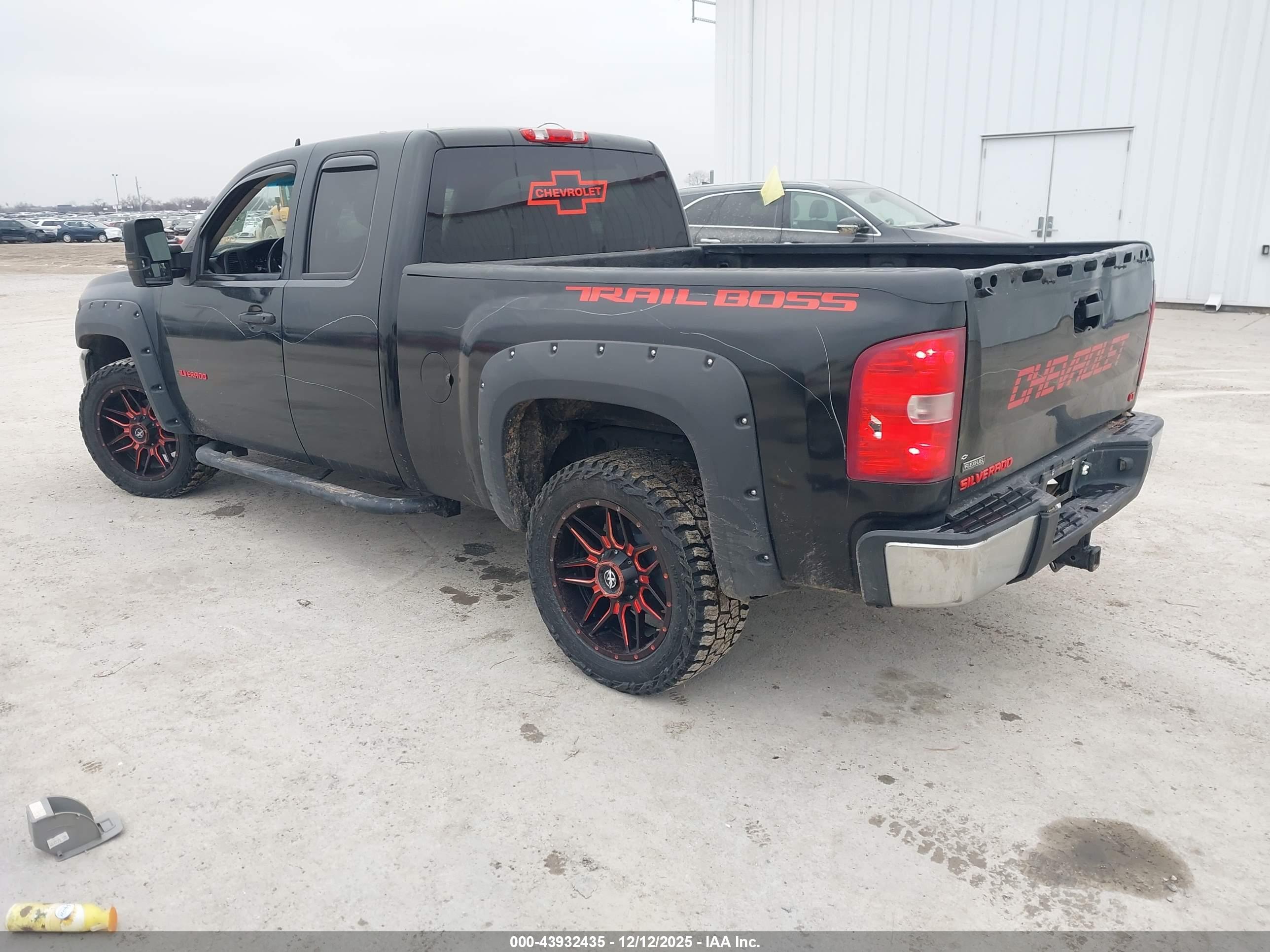 CHEVROLET SILVERADO image 3