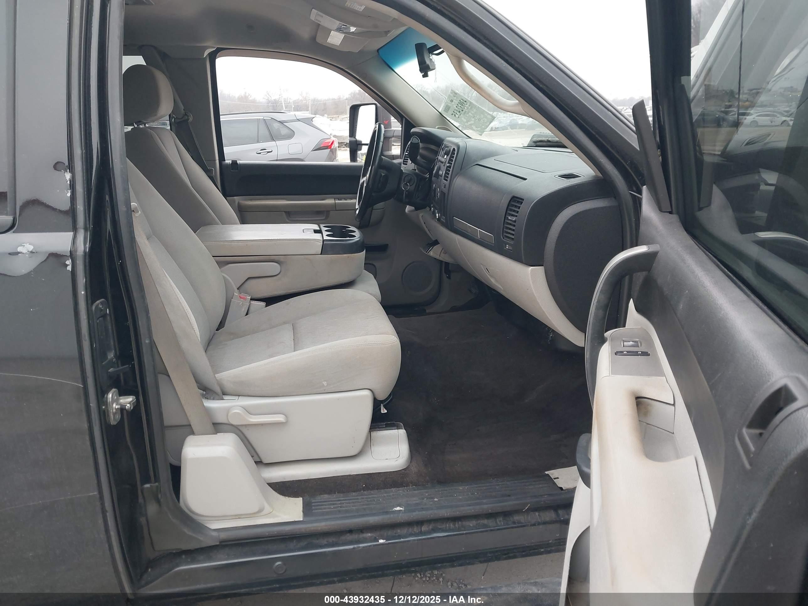 CHEVROLET SILVERADO image 5