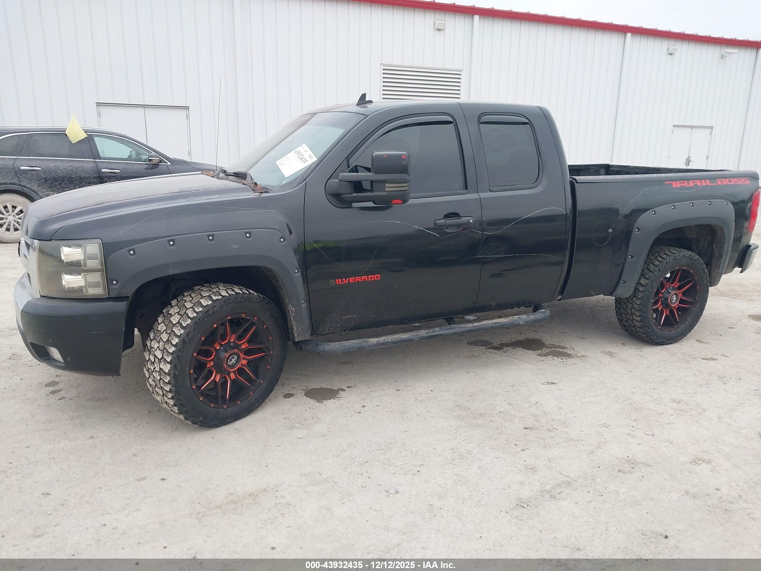 CHEVROLET SILVERADO image 6