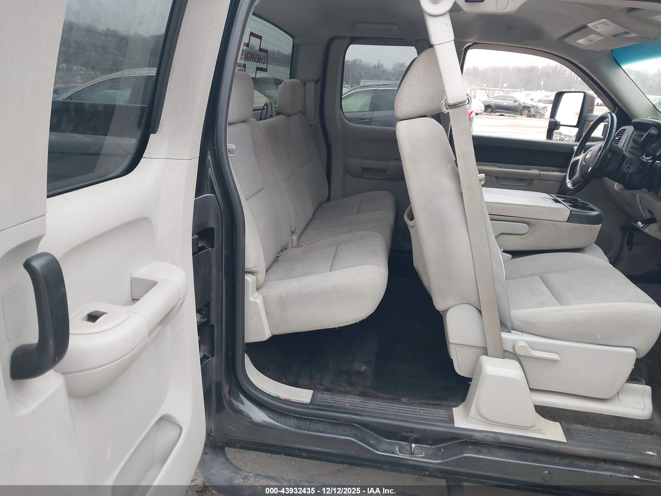 CHEVROLET SILVERADO image 8