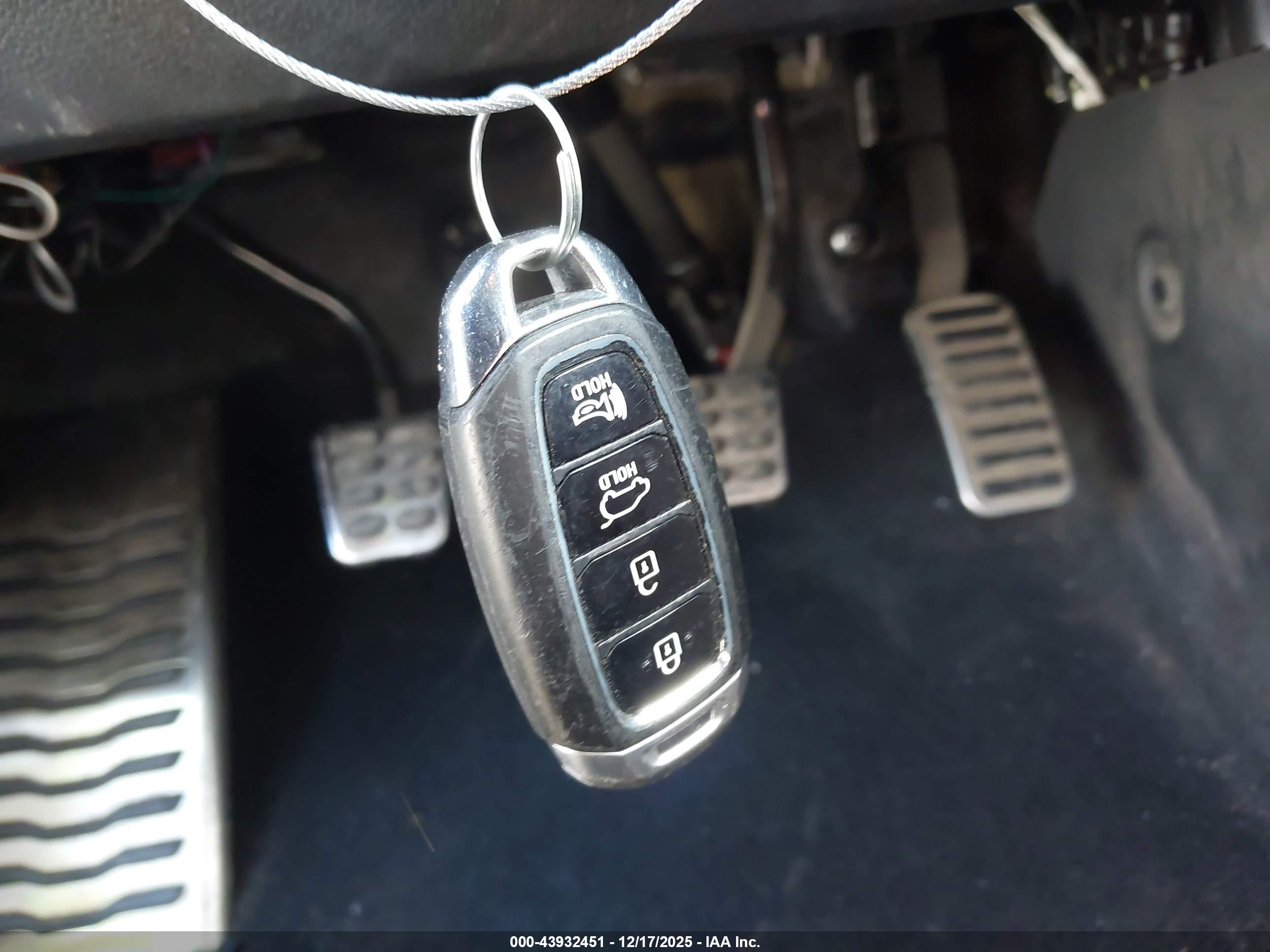 HYUNDAI VELOSTER image 11