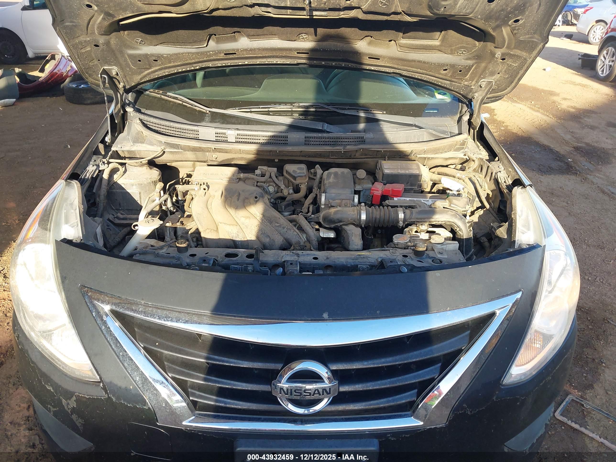 NISSAN VERSA image 10