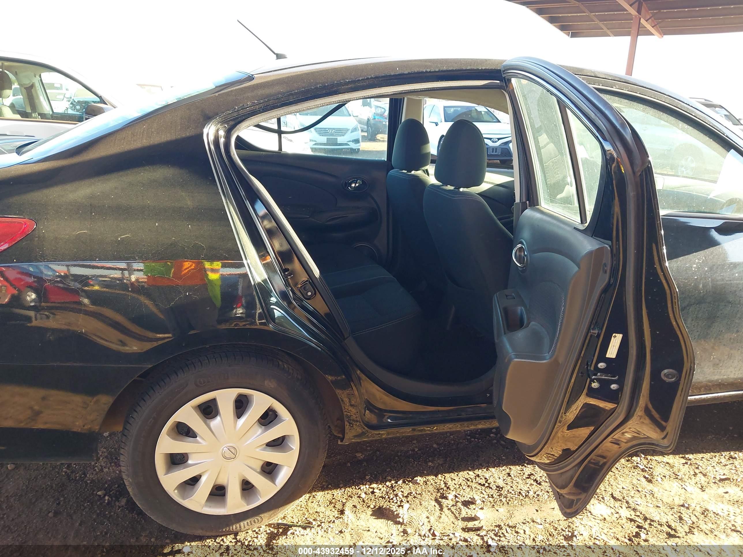 NISSAN VERSA image 8