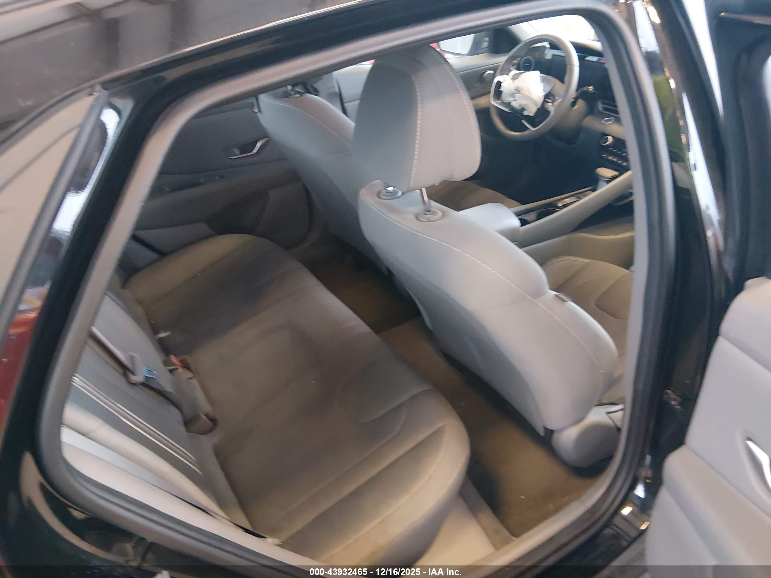 HYUNDAI ELANTRA image 8