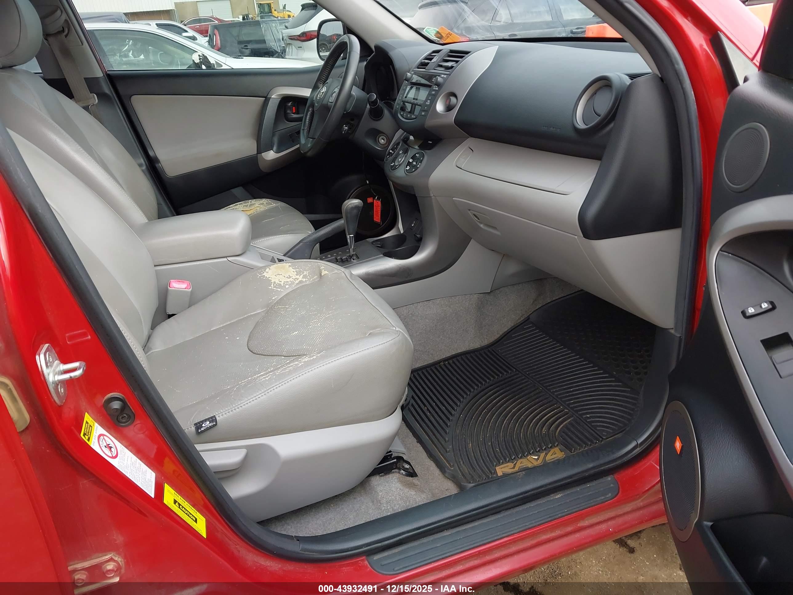 TOYOTA RAV4 image 5
