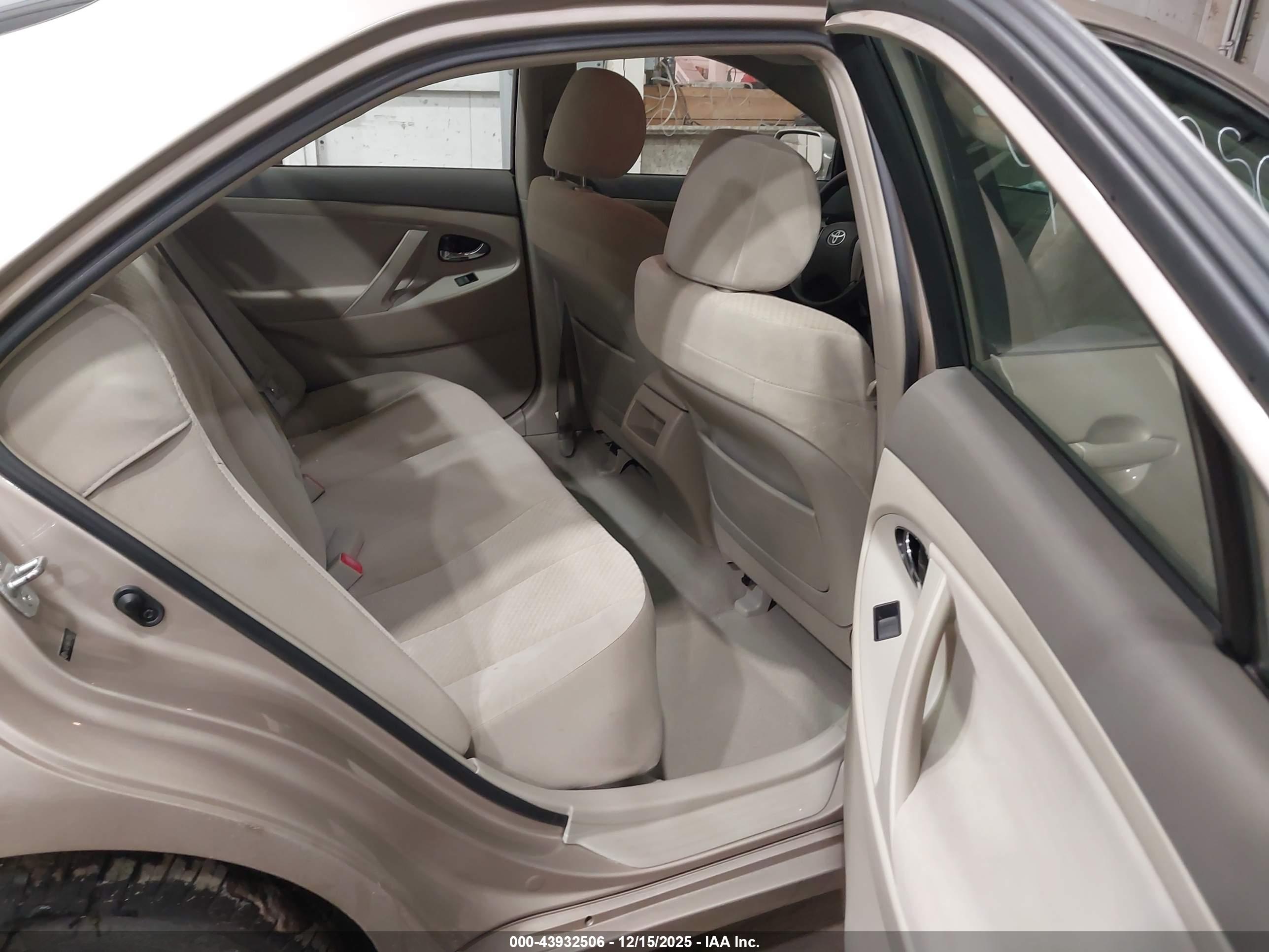 TOYOTA CAMRY image 8