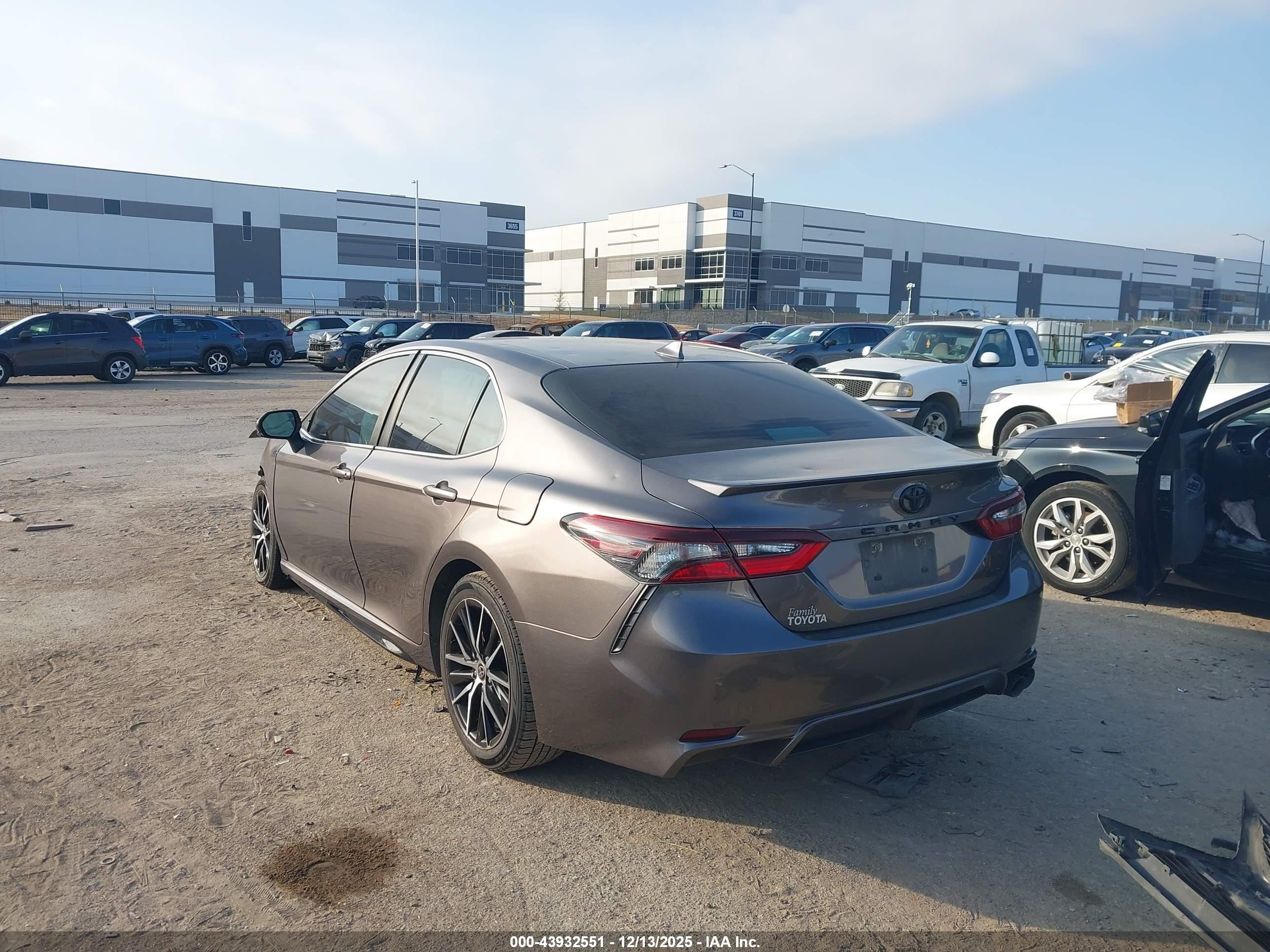 TOYOTA CAMRY image 3