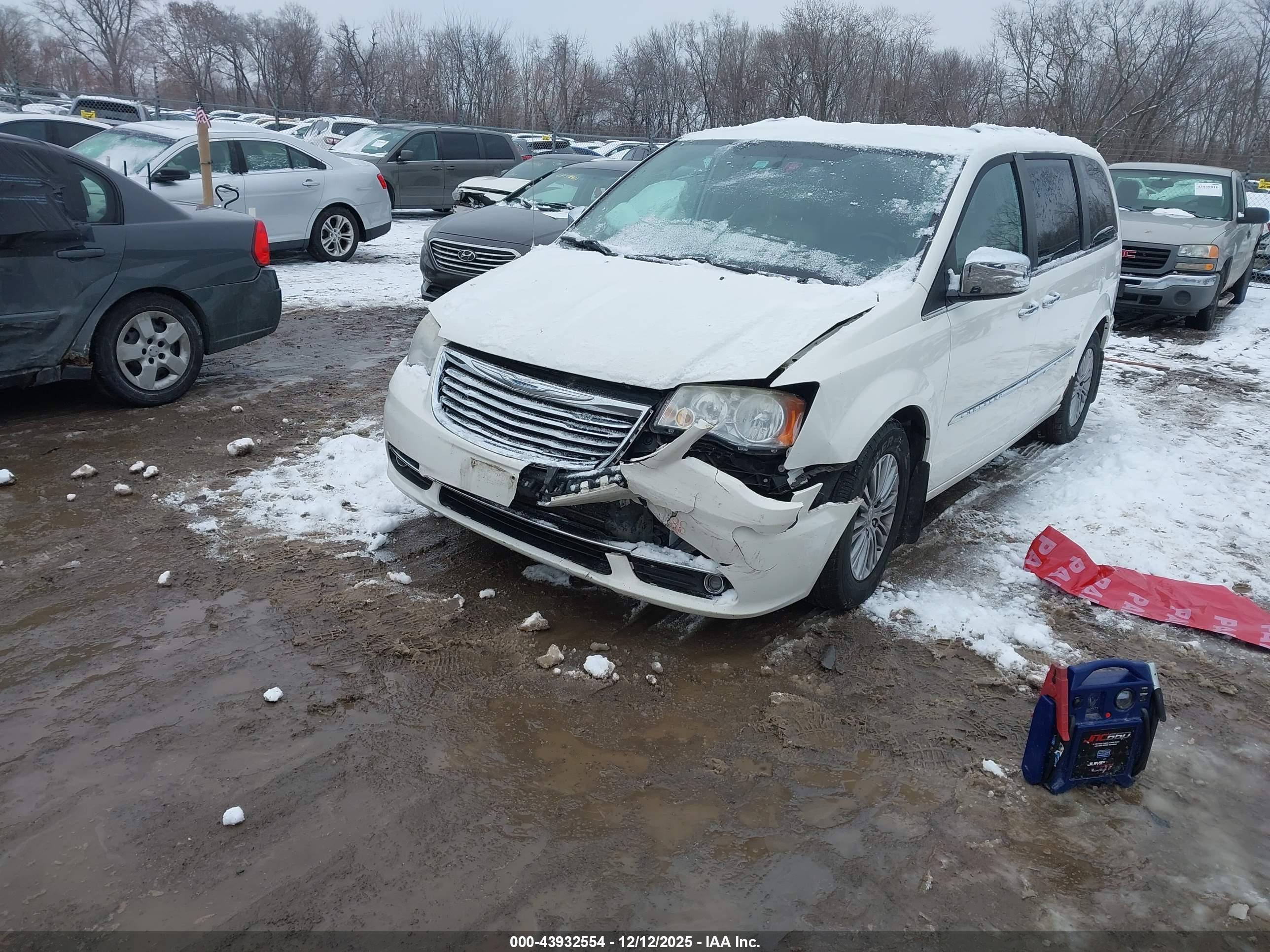 CHRYSLER TOWN image 2
