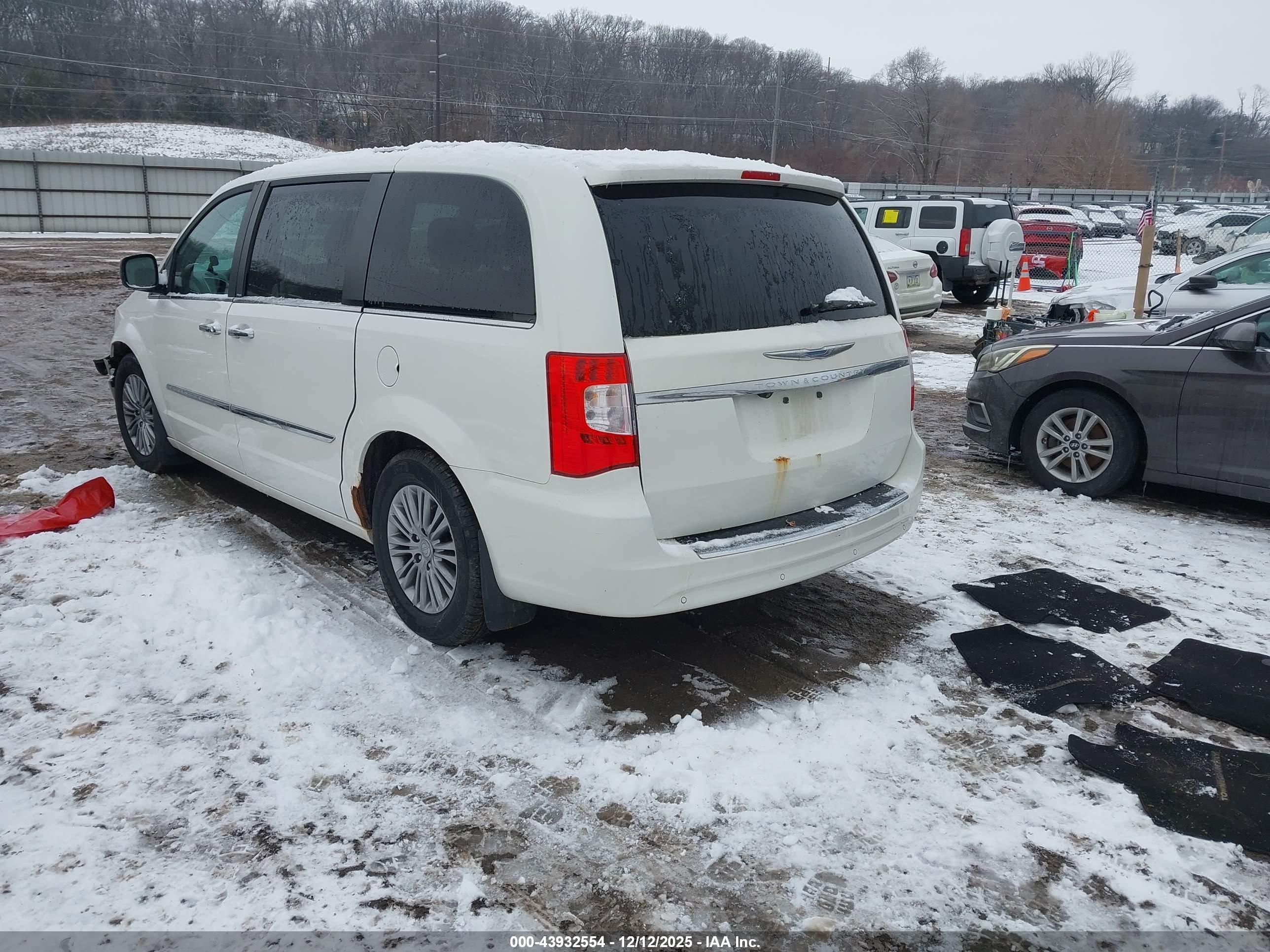 CHRYSLER TOWN image 3