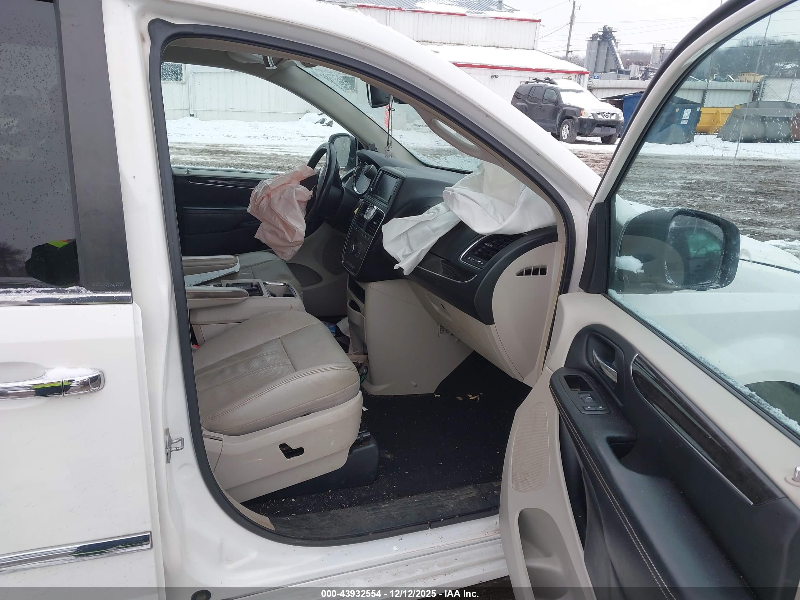 CHRYSLER TOWN image 5