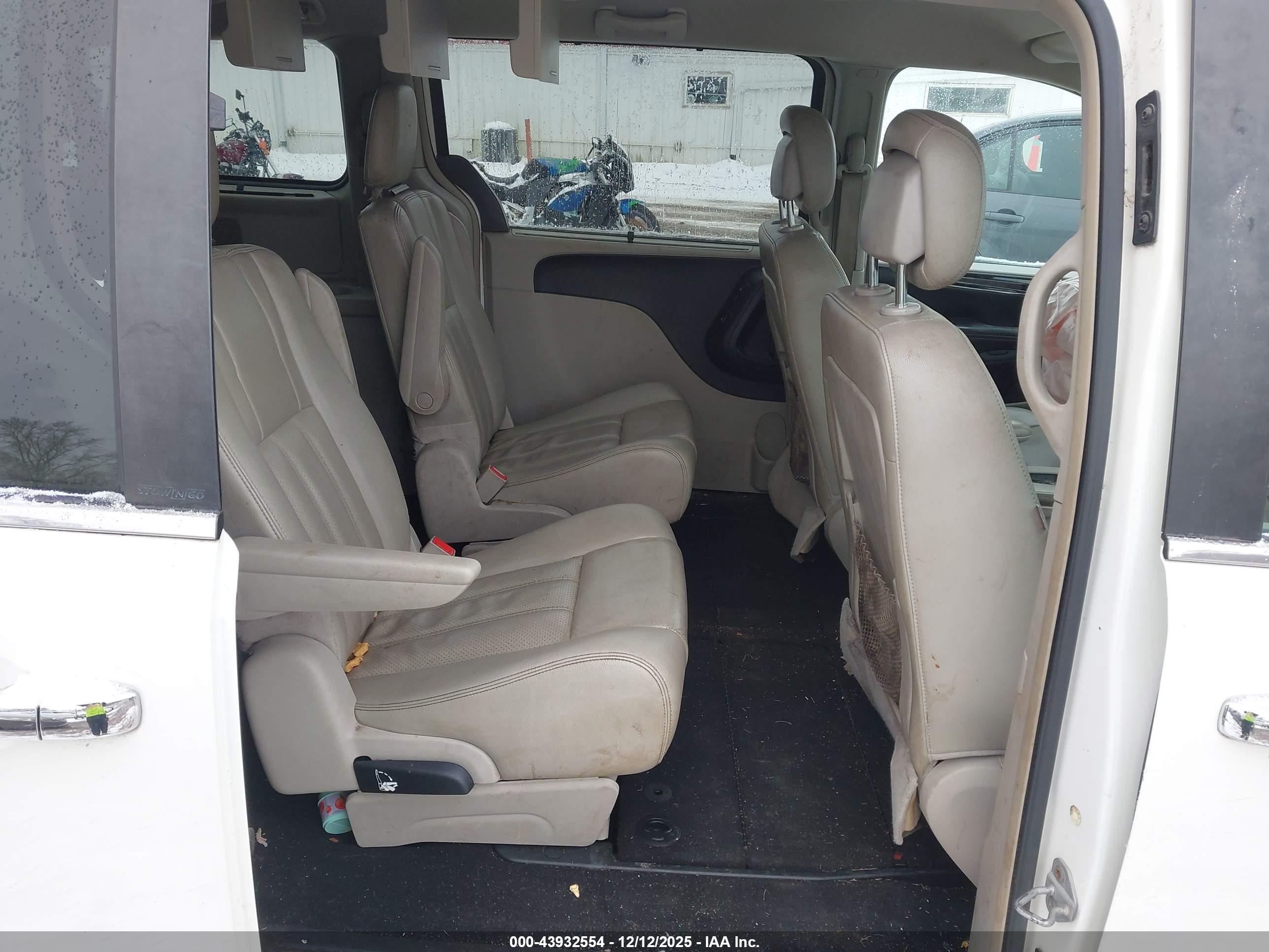 CHRYSLER TOWN image 8