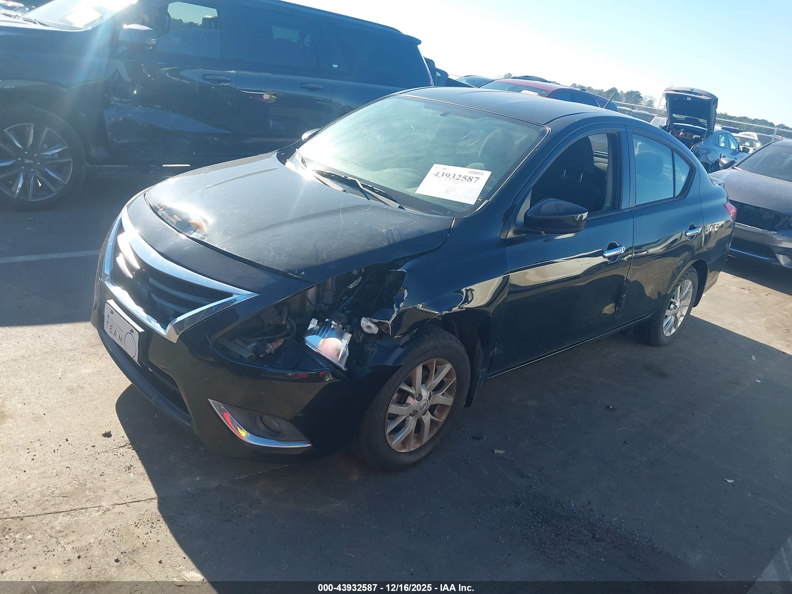 NISSAN VERSA image 2