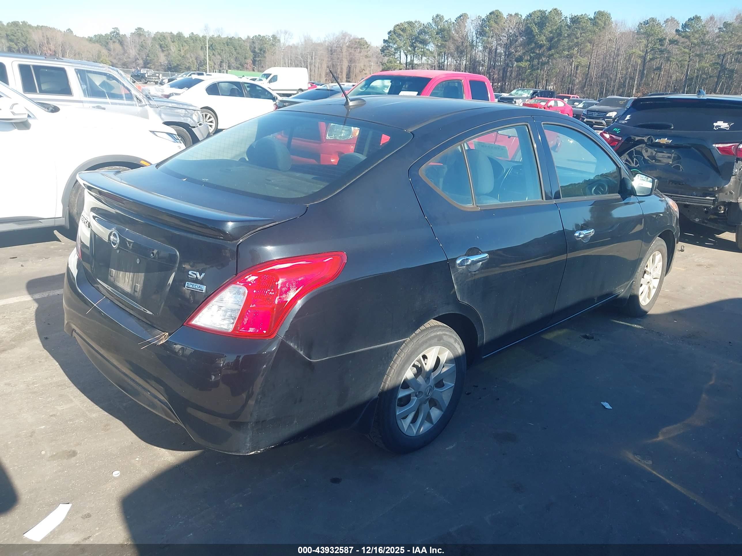 NISSAN VERSA image 4