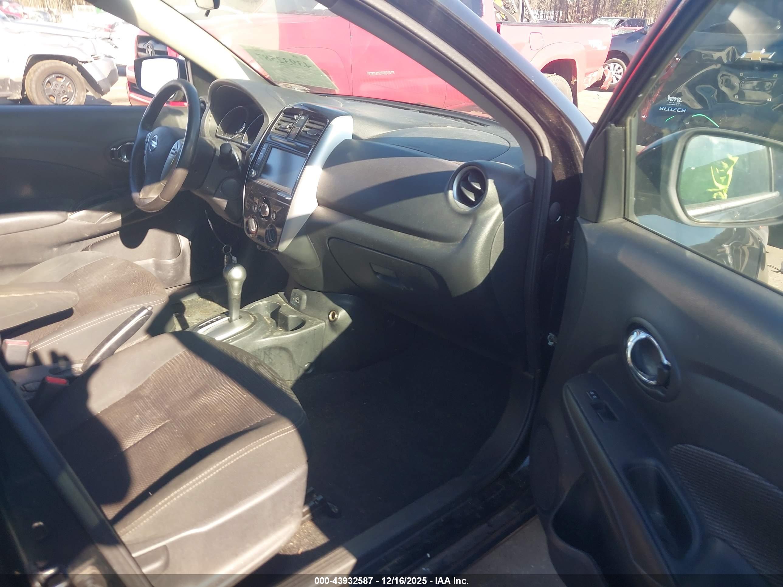 NISSAN VERSA image 5