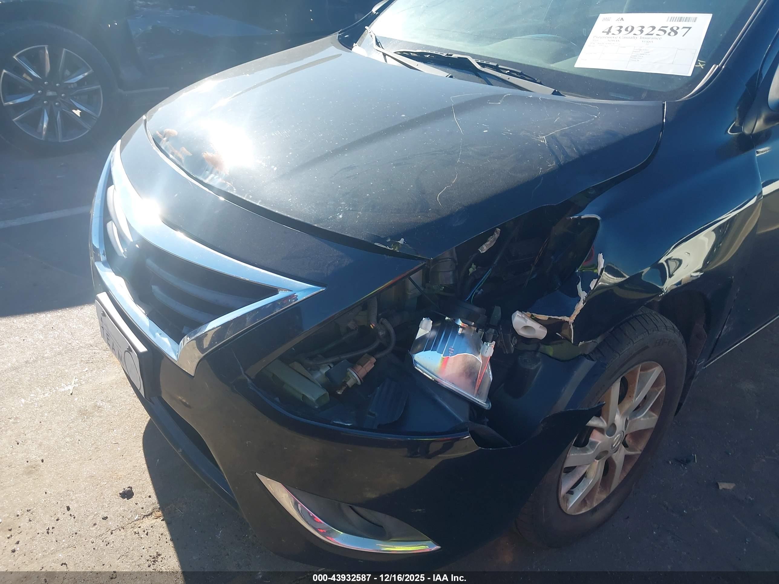 NISSAN VERSA image 6